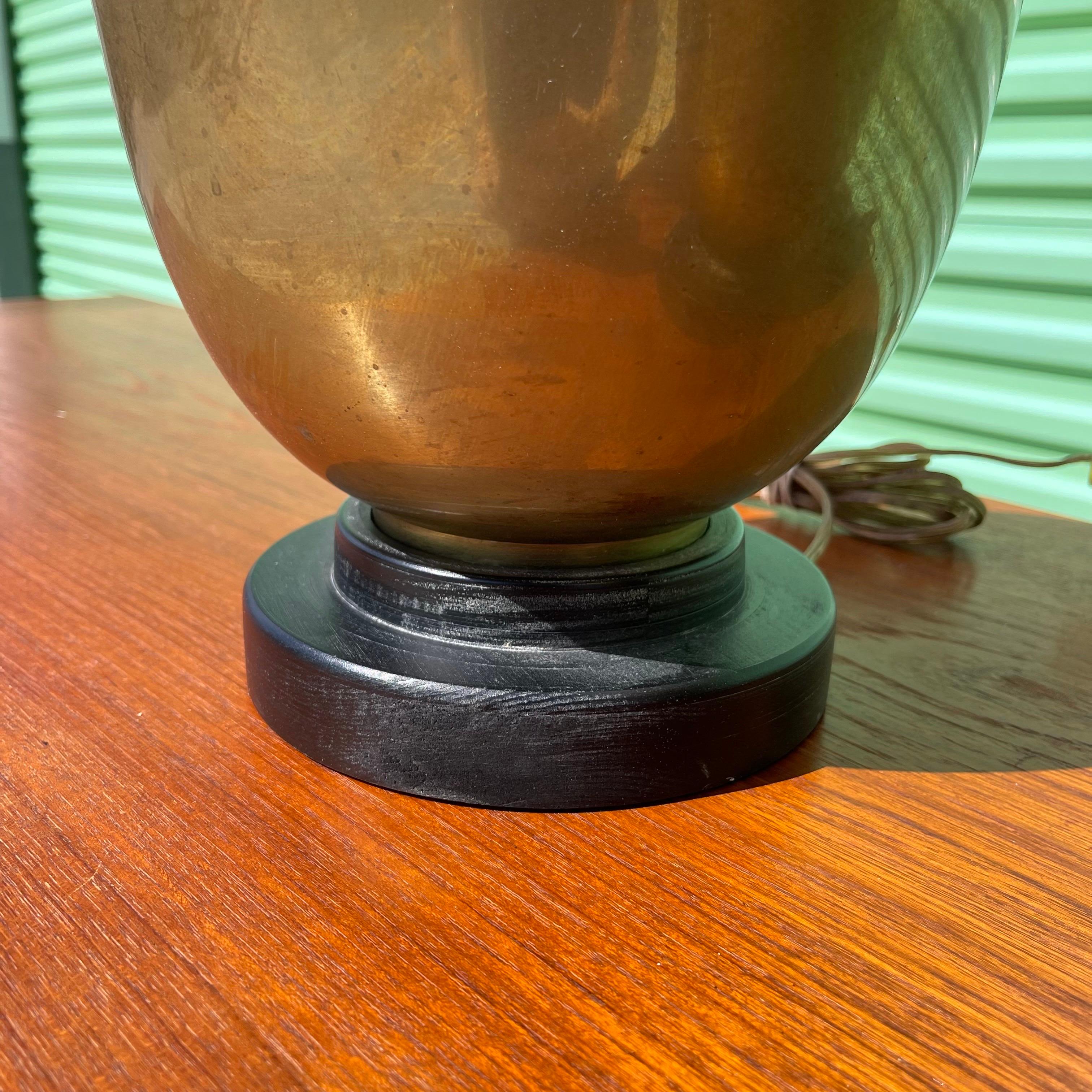 20ième siècle Paire de lampes de table en forme d'urne en jarre de gingembre en laiton patiné en vente