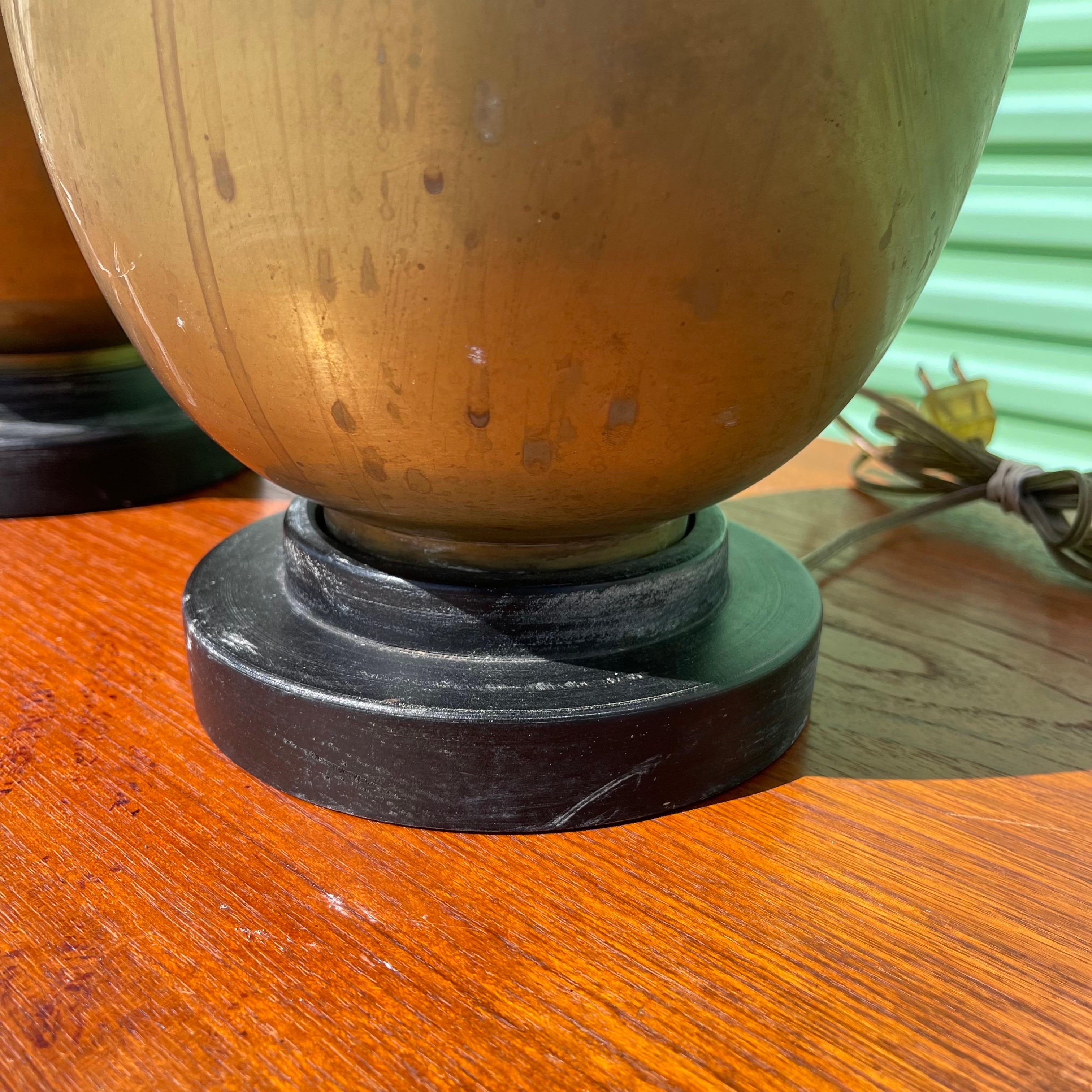 Laiton Paire de lampes de table en forme d'urne en jarre de gingembre en laiton patiné en vente
