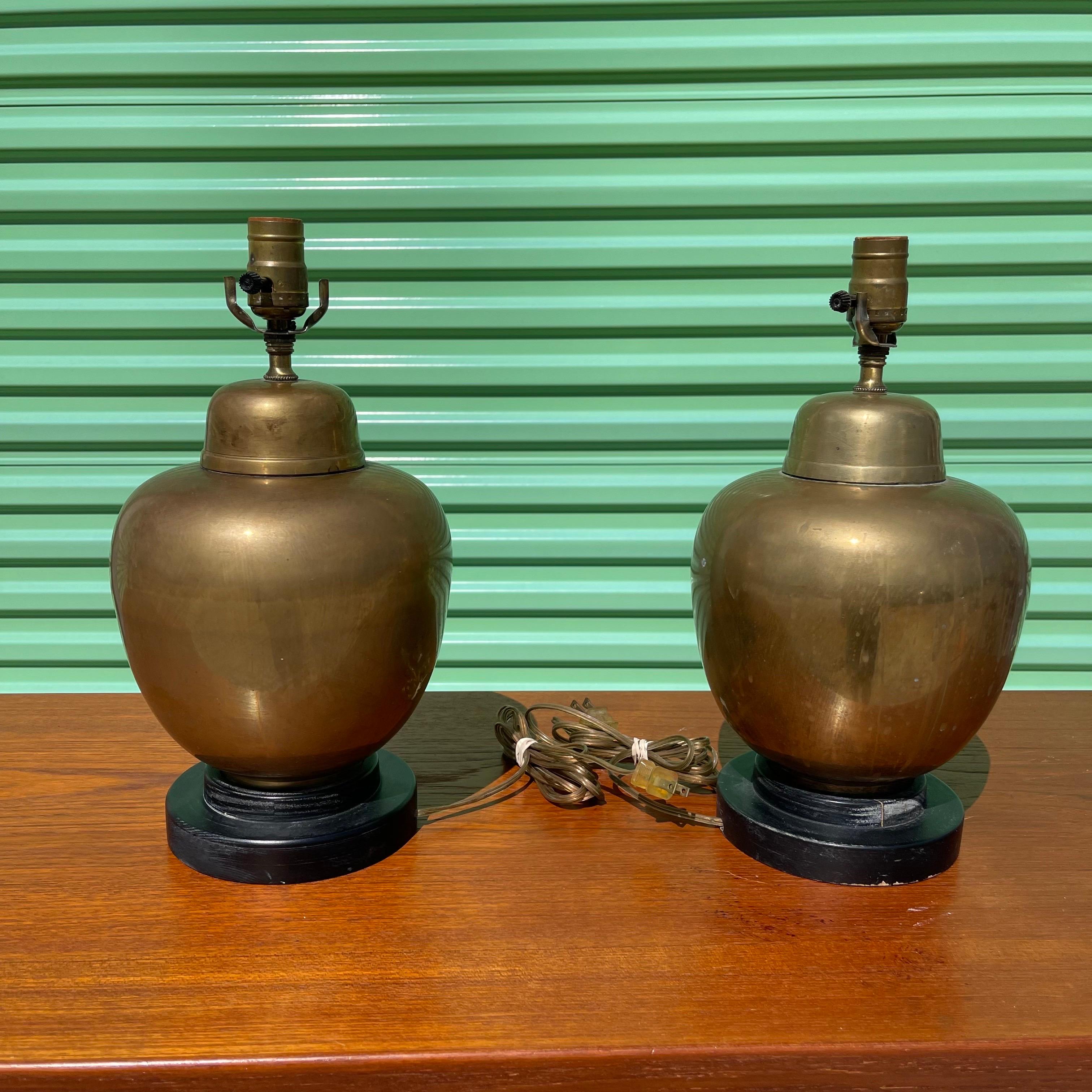 Paire de lampes de table en forme d'urne en jarre de gingembre en laiton patiné en vente 1