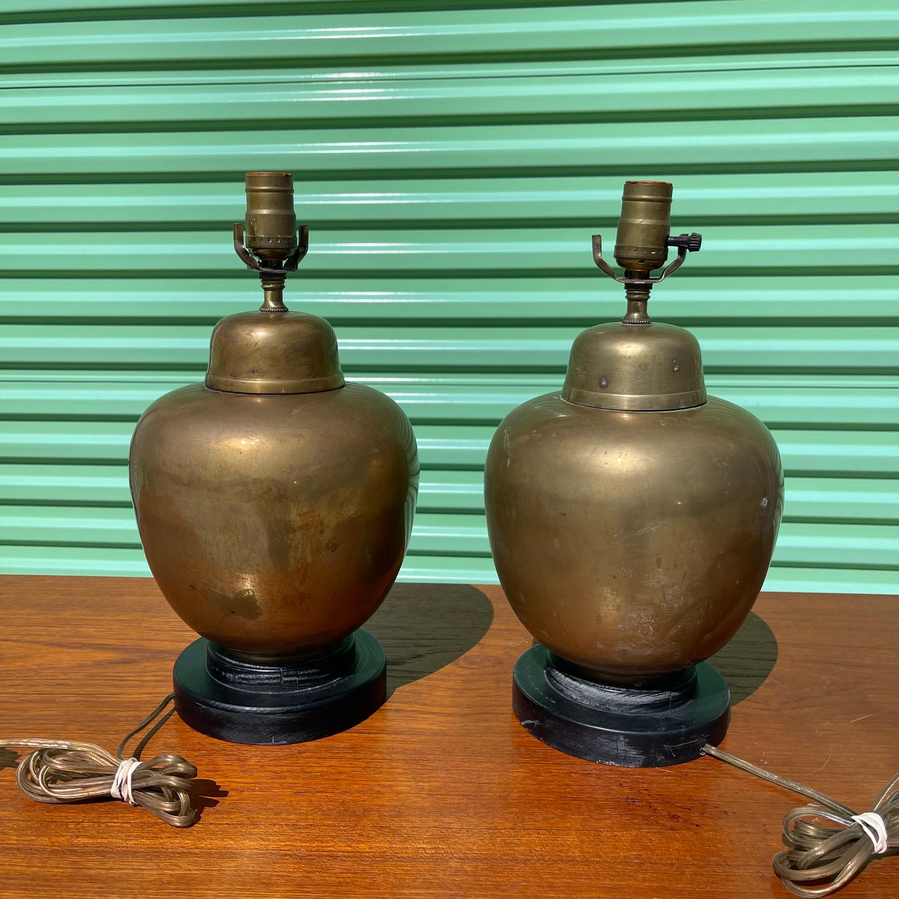 Paire de lampes de table en forme d'urne en jarre de gingembre en laiton patiné en vente 2