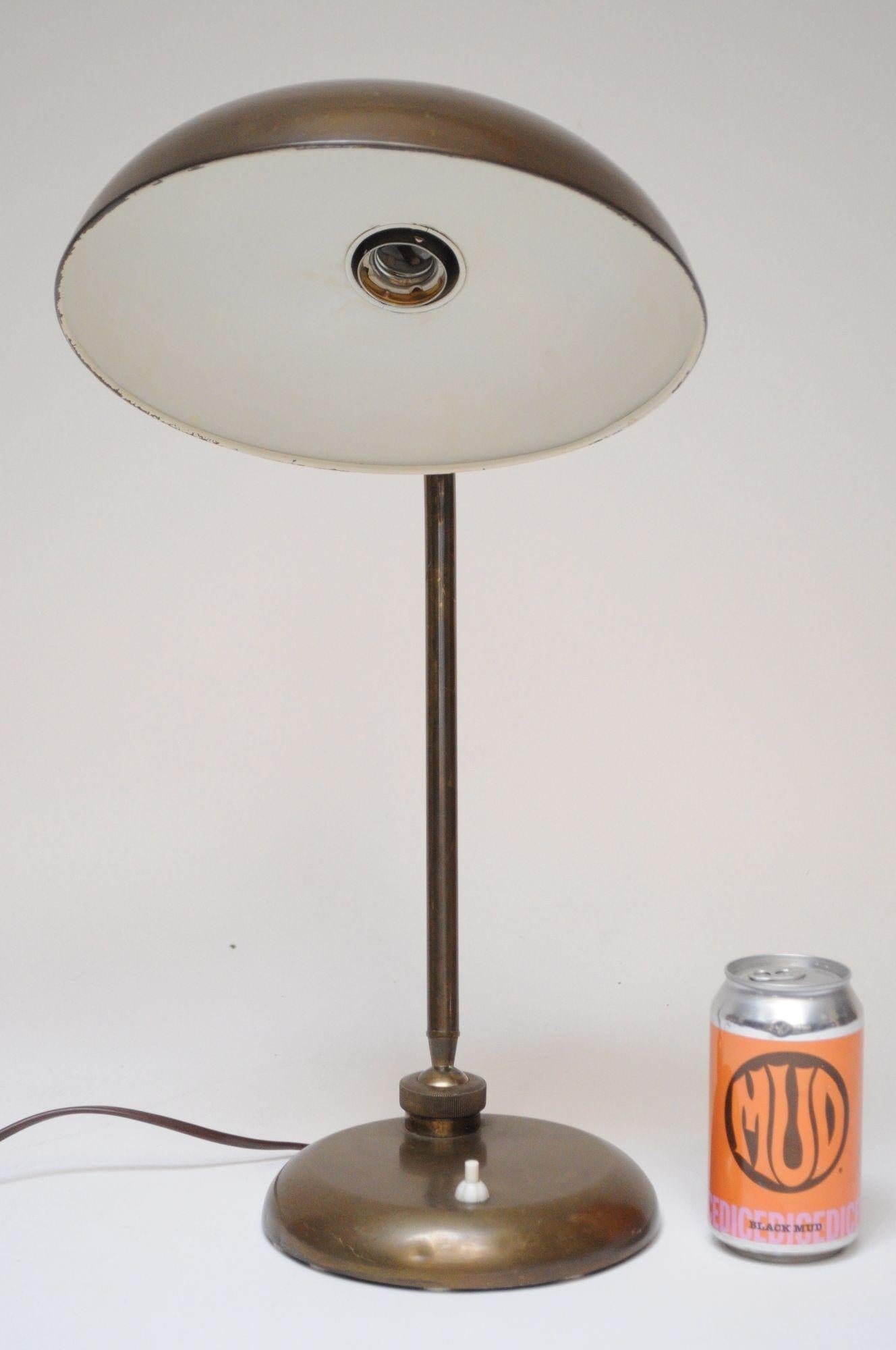 Lampada da tavolo ministeriale in ottone patinato di Giovanni Michelucci per Lariolux Italia in vendita 1