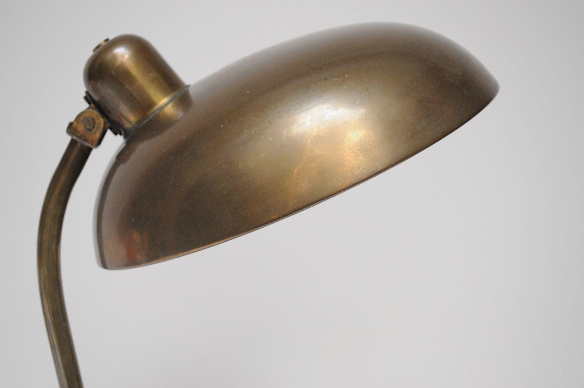 Lampada da tavolo ministeriale in ottone patinato di Giovanni Michelucci per Lariolux Italia in vendita 11