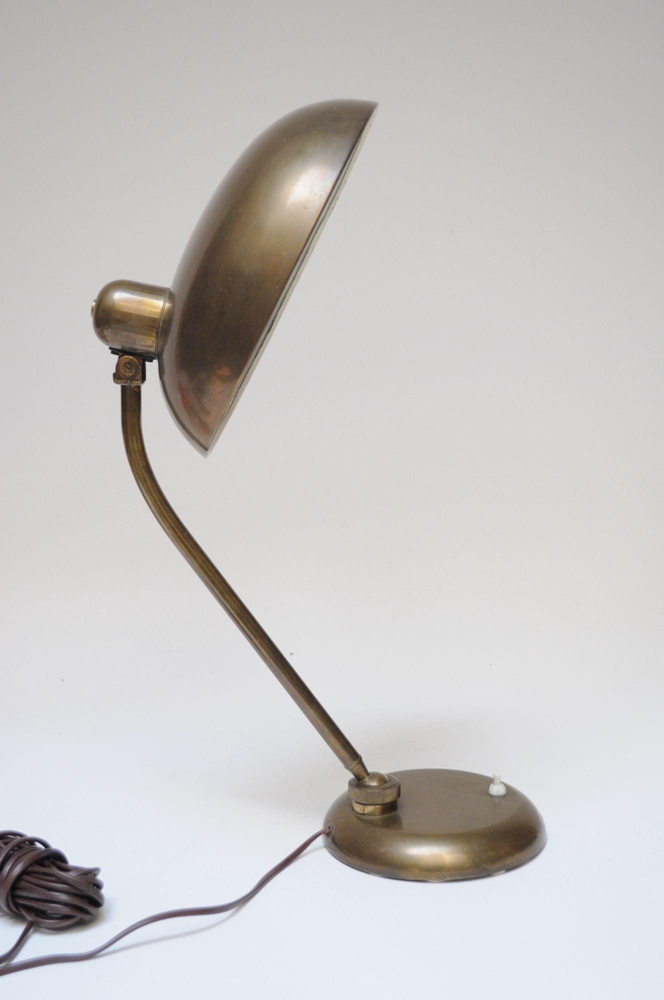 Mid-Century moderno Lampada da tavolo ministeriale in ottone patinato di Giovanni Michelucci per Lariolux Italia in vendita