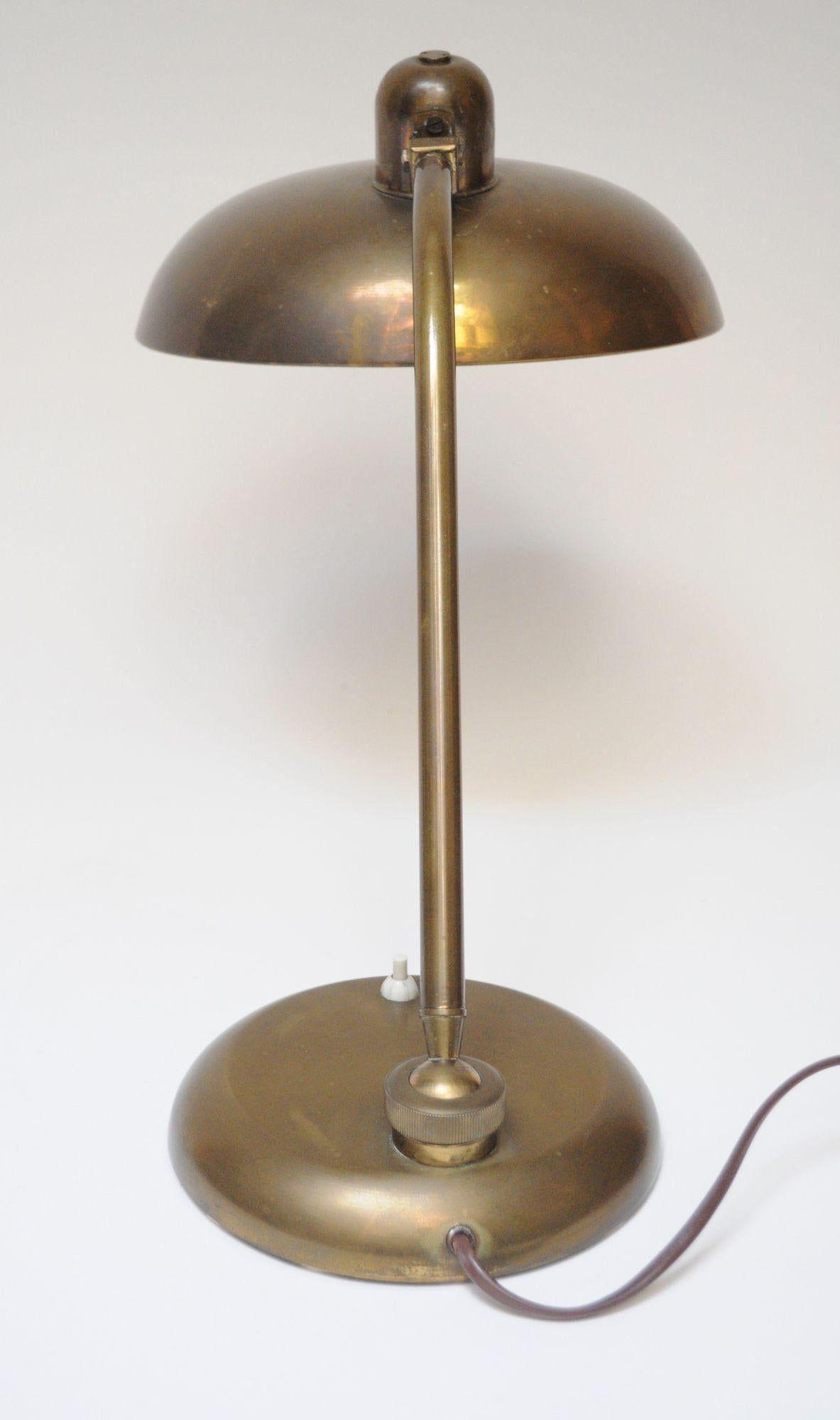 Italiano Lampada da tavolo ministeriale in ottone patinato di Giovanni Michelucci per Lariolux Italia in vendita
