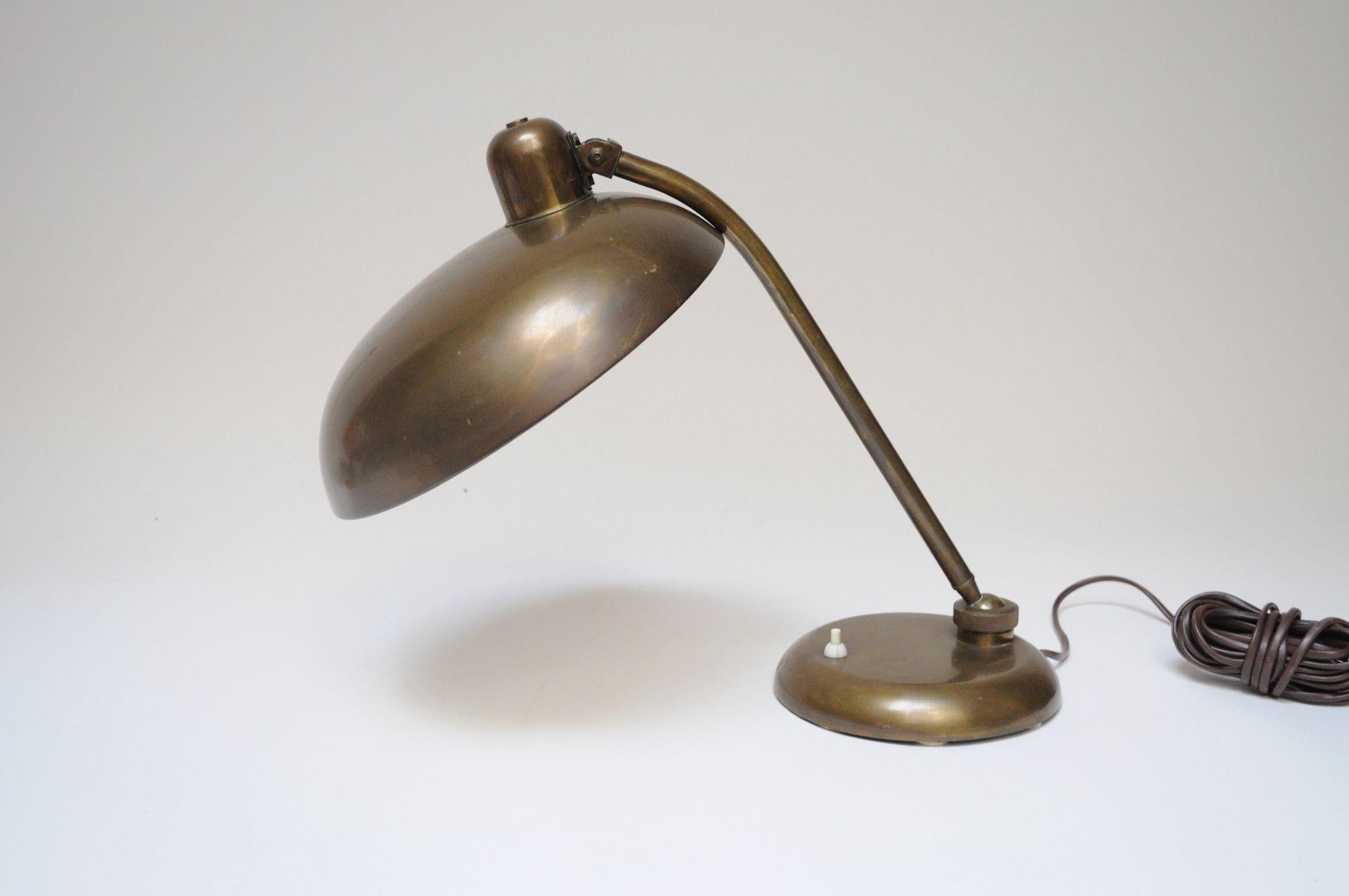 Lampada da tavolo ministeriale in ottone patinato di Giovanni Michelucci per Lariolux Italia In condizioni buone in vendita a Brooklyn, NY