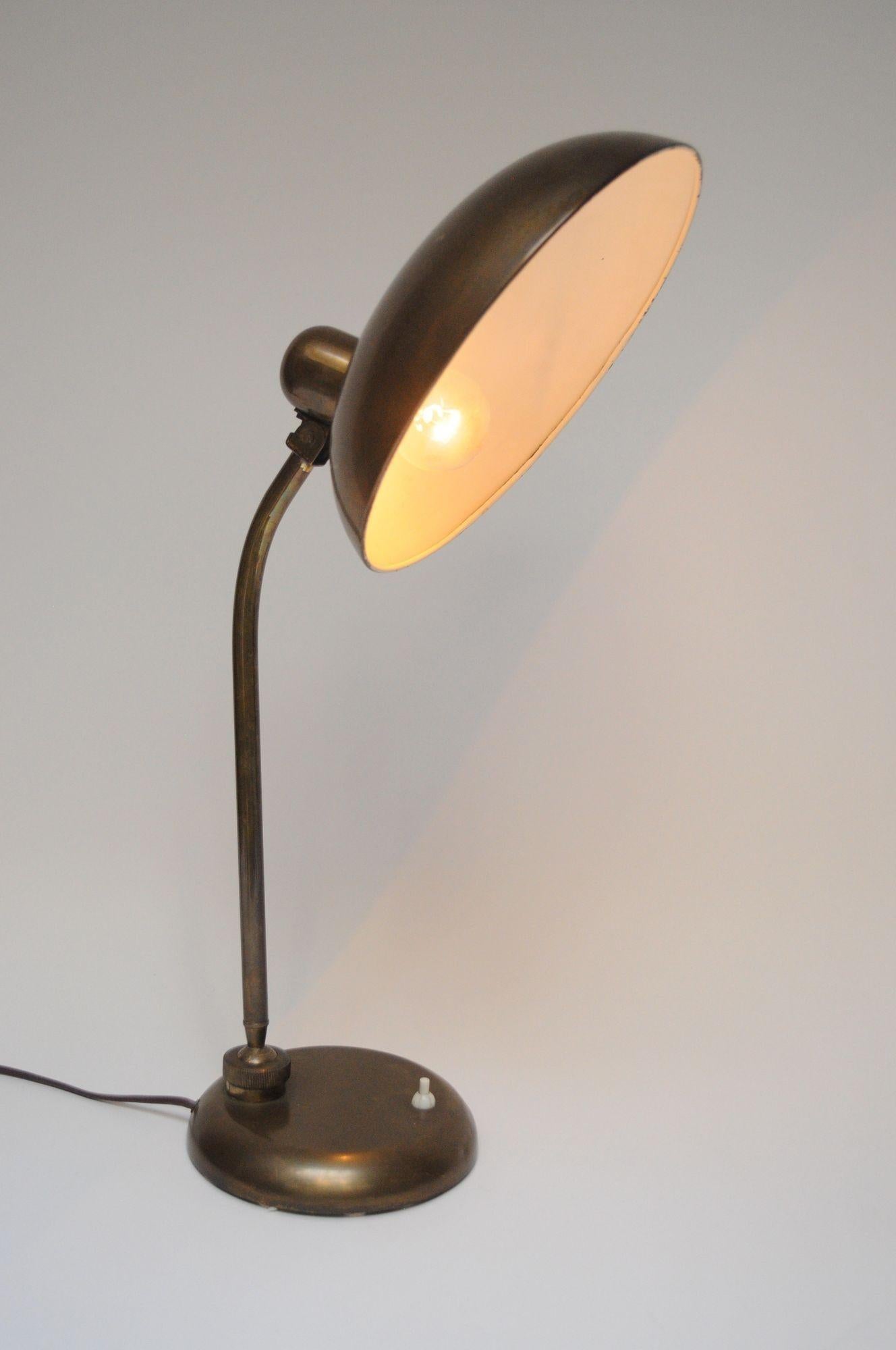 Ottone Lampada da tavolo ministeriale in ottone patinato di Giovanni Michelucci per Lariolux Italia in vendita