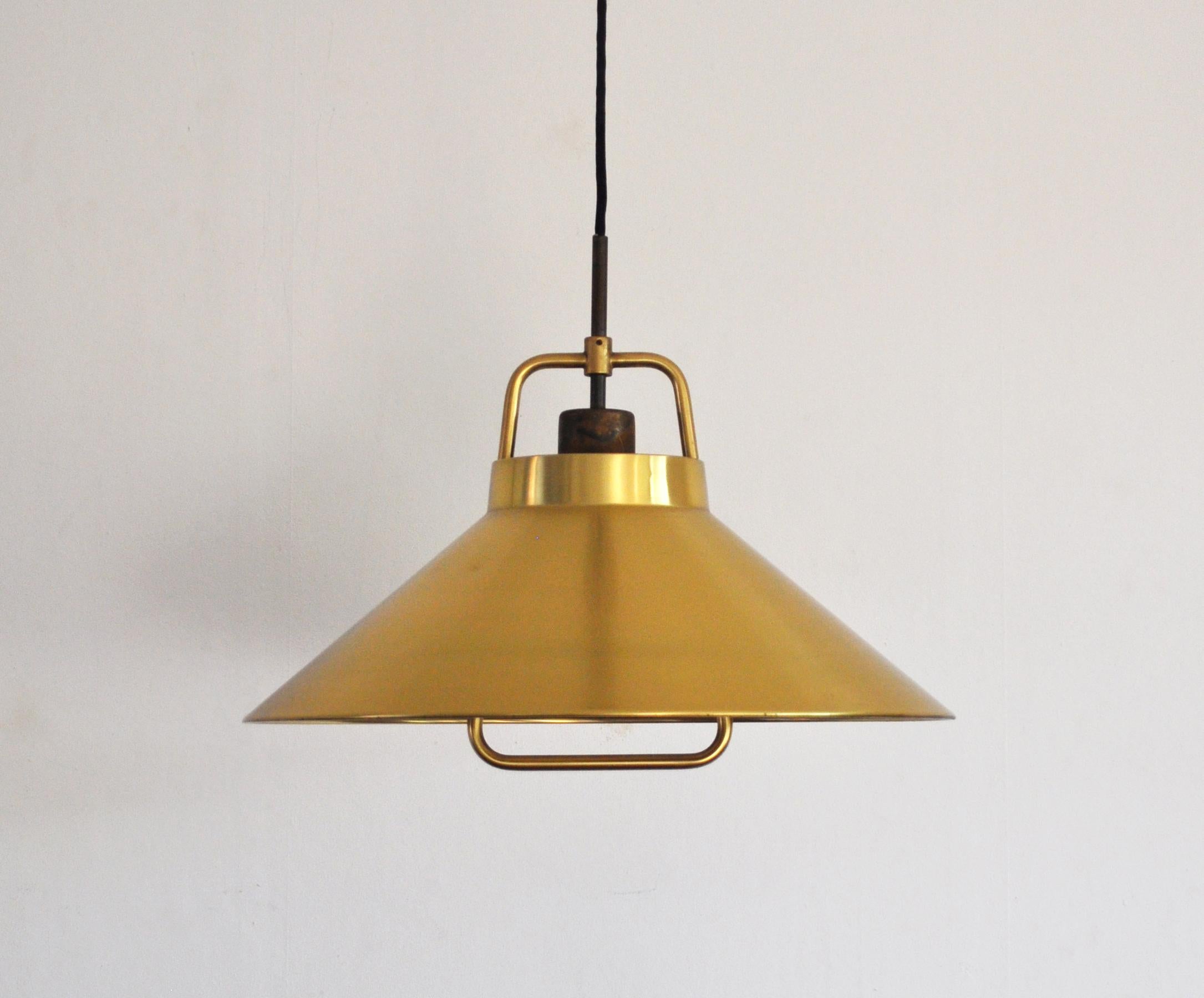 Solid brass pendant designed by Frits Schlegel in the 1960s. Manufactured by Lyfa, Denmark.
Adjustable height and original canopy. 
Fine patinated condition with some signs of wear. 

Dimensions: 
Diameter 44 cm 
Height (adjustable) 100 cm as