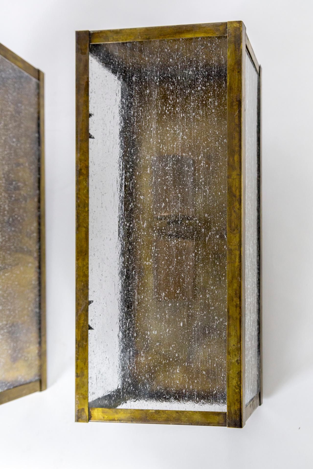 Patiniertes Messing Rechteckige Box Sconces w / Seed Glas (Paar) (Moderne der Mitte des Jahrhunderts) im Angebot