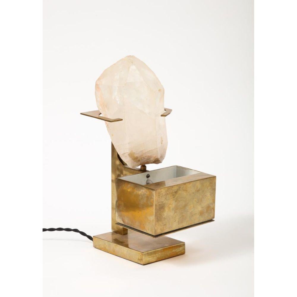 20ième siècle Lampe de table en laiton patiné et quartz rose à la manière de Willy Daro, vers 1970 en vente