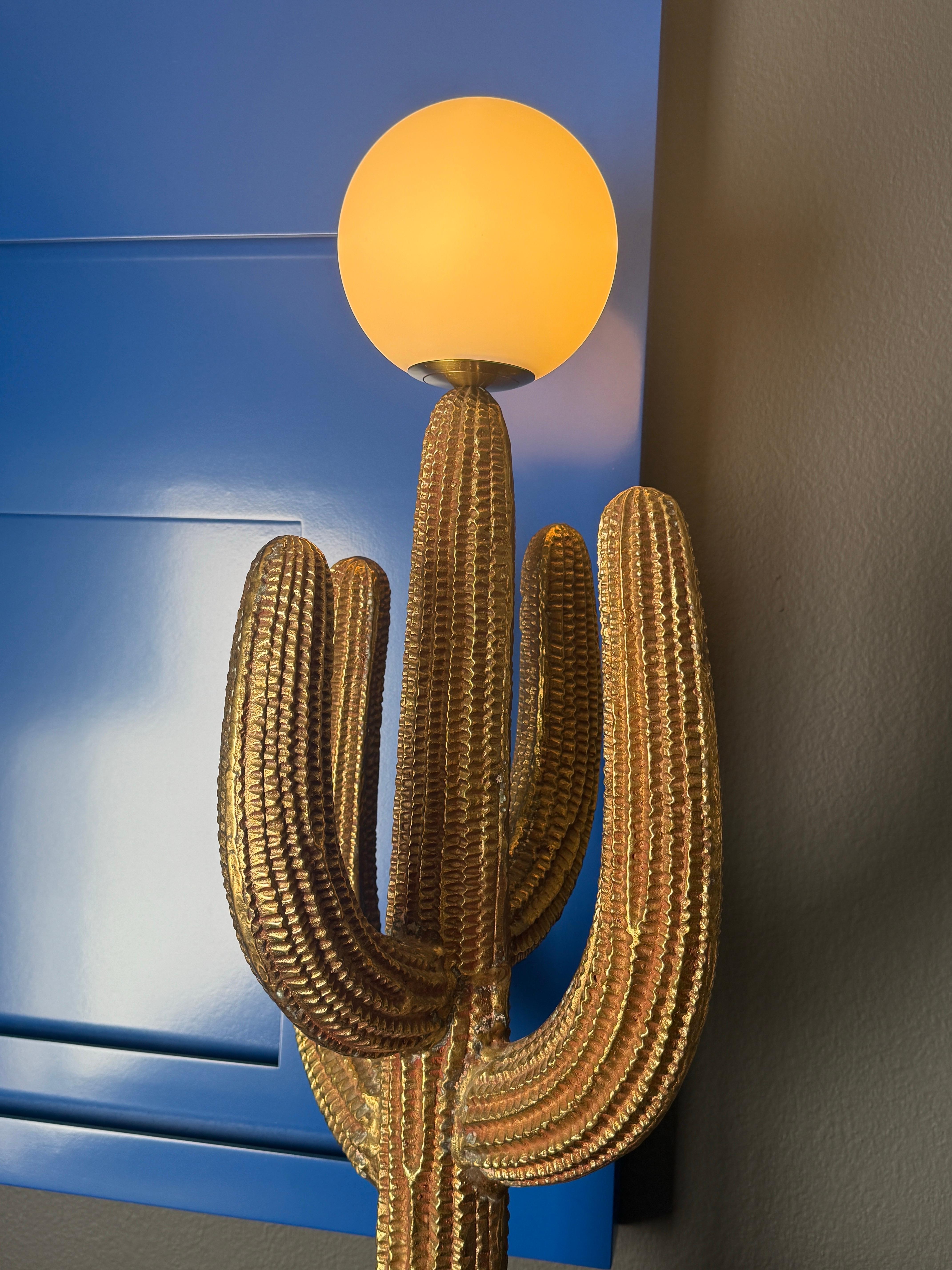 Lámpara de latón patinado Cactus Saguaro en venta 3