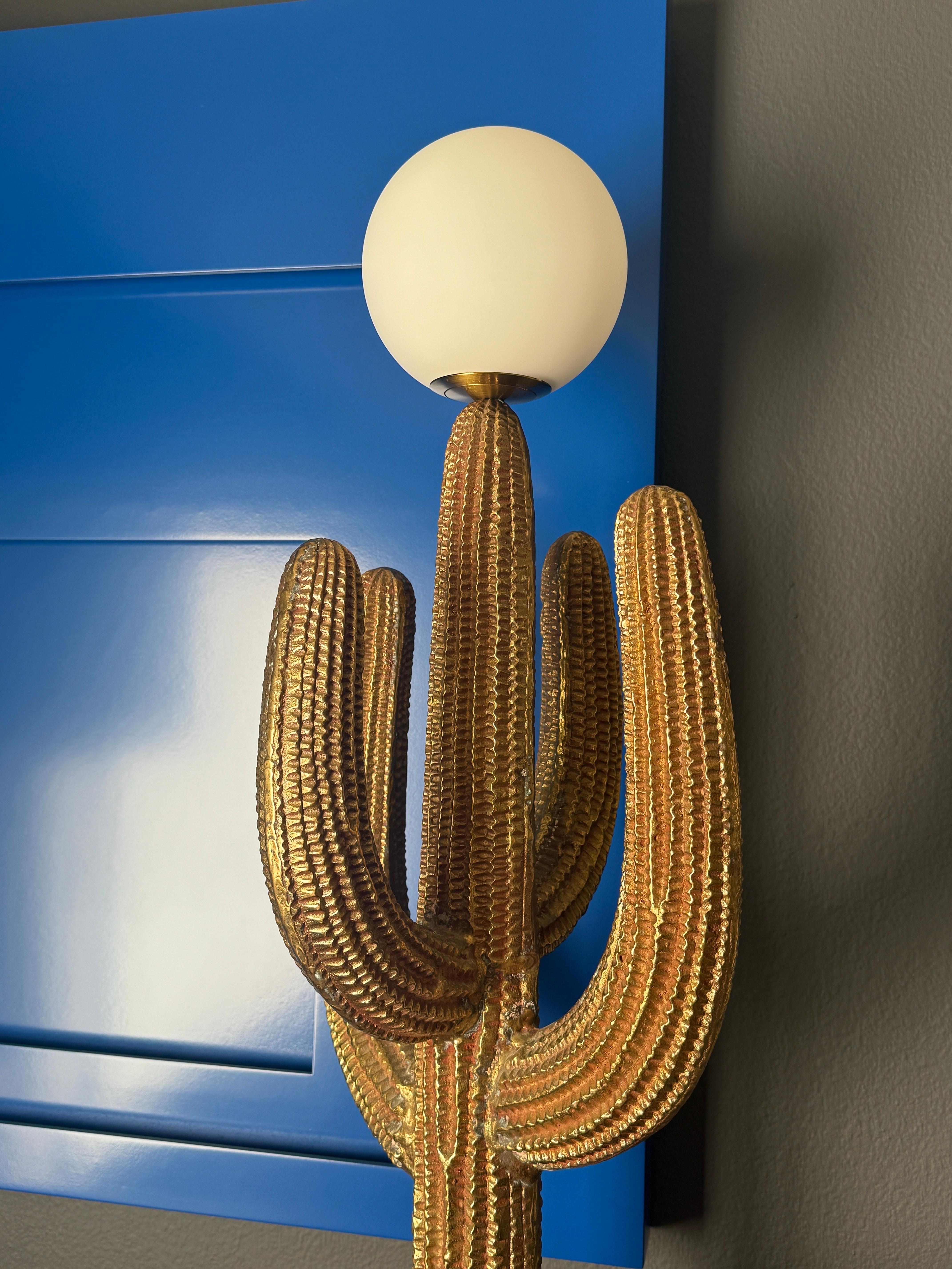 Lámpara de latón patinado Cactus Saguaro en venta 11