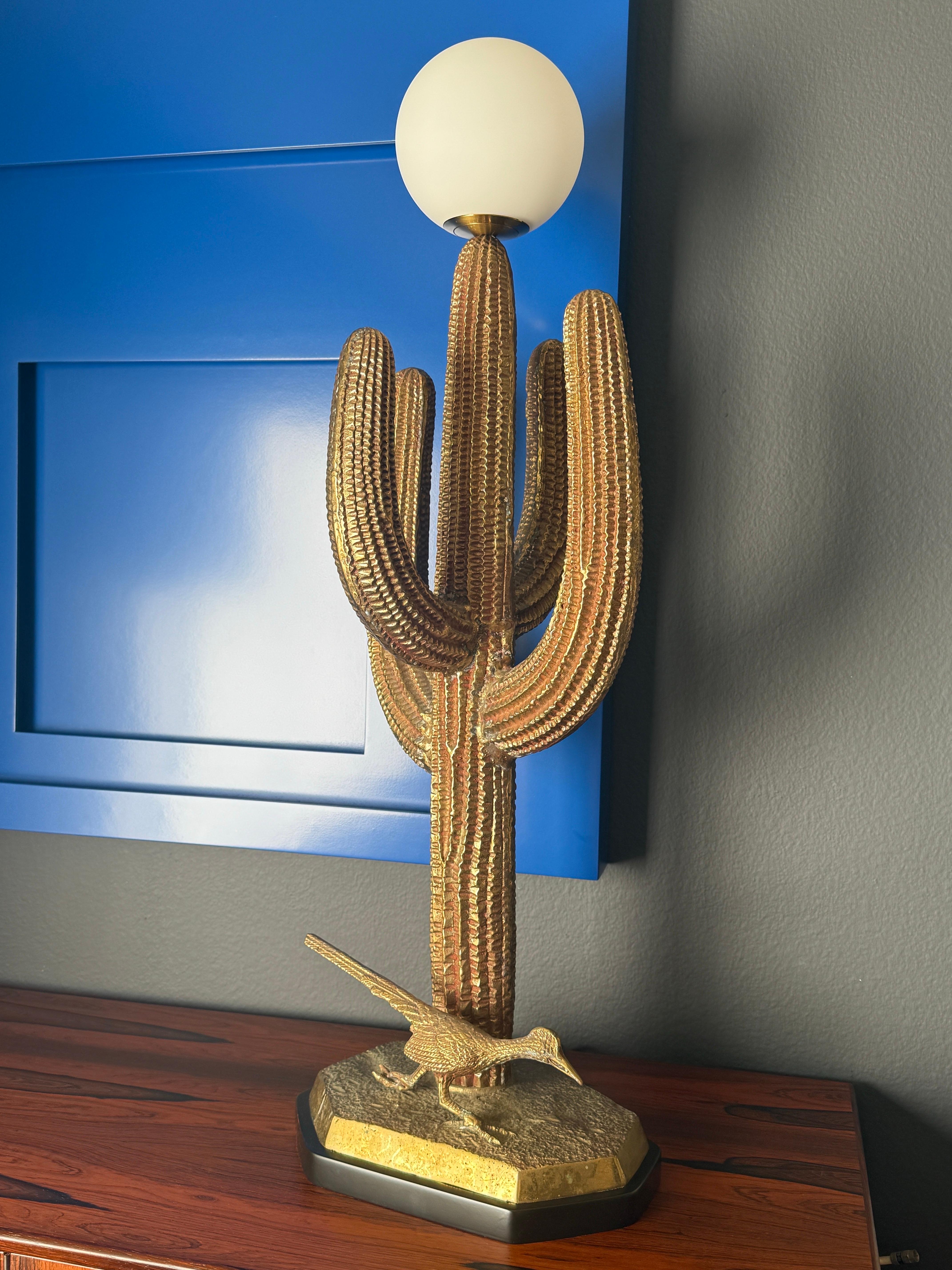 Lámpara de latón patinado Cactus Saguaro Regencia de Hollywood en venta