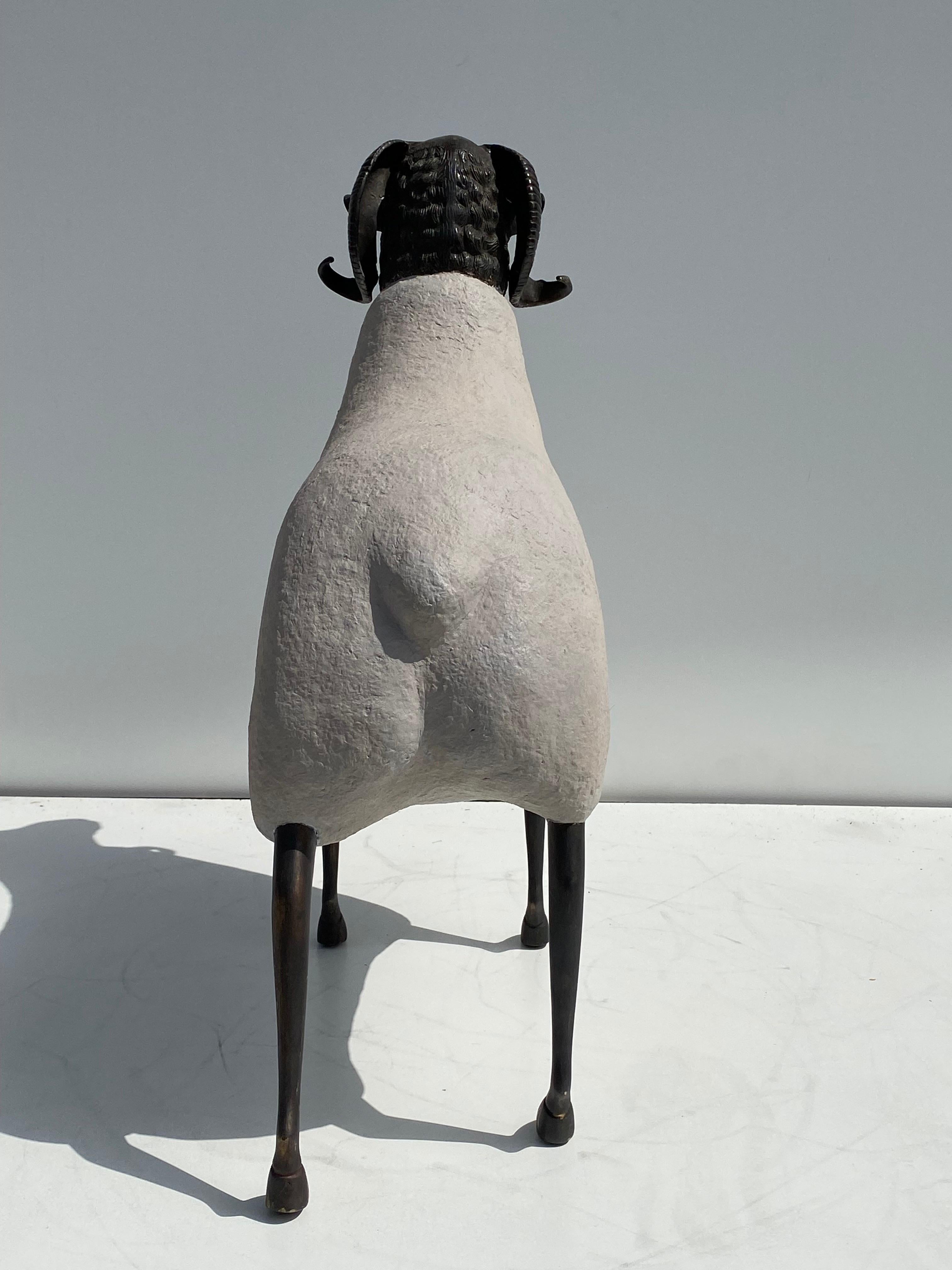 Patinierte Schaf-/ Widder-Skulptur aus Messing aus Kunstbeton (Hollywood Regency) im Angebot