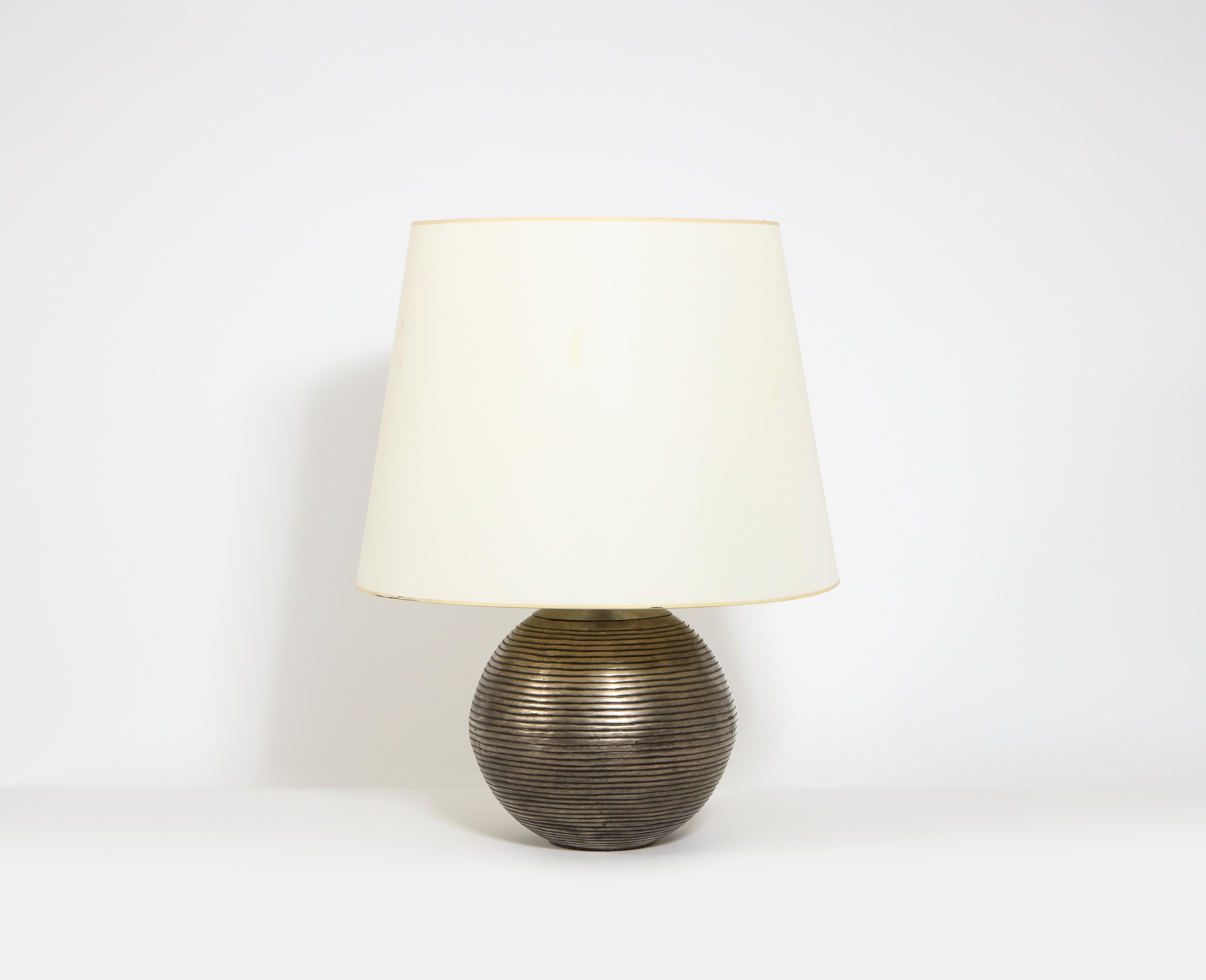 Mid-Century Modern Ribbed Patinated Brass Spherical Table Lamp, France 1960's For Sale