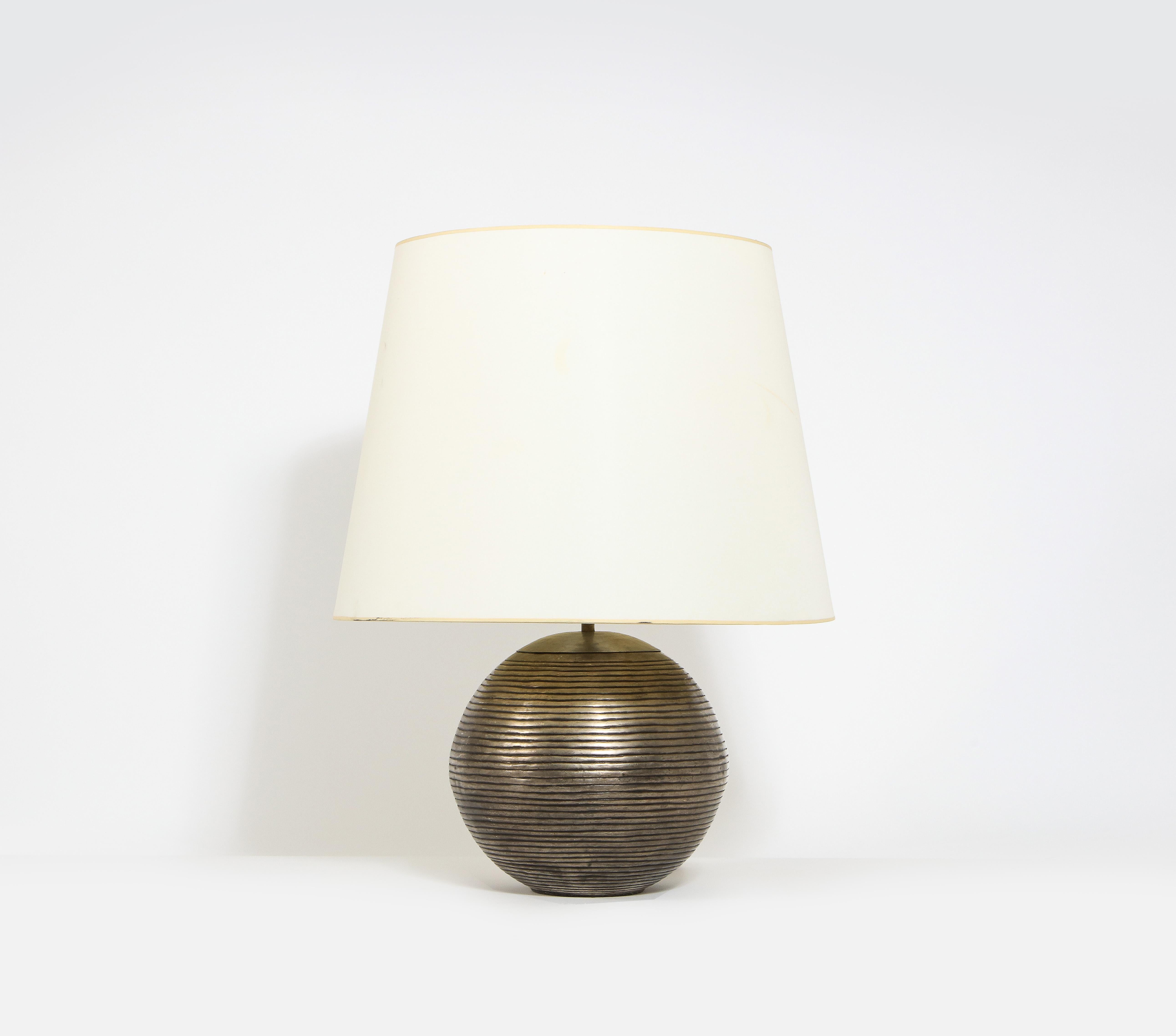 French Ribbed Patinated Brass Spherical Table Lamp, France 1960's For Sale