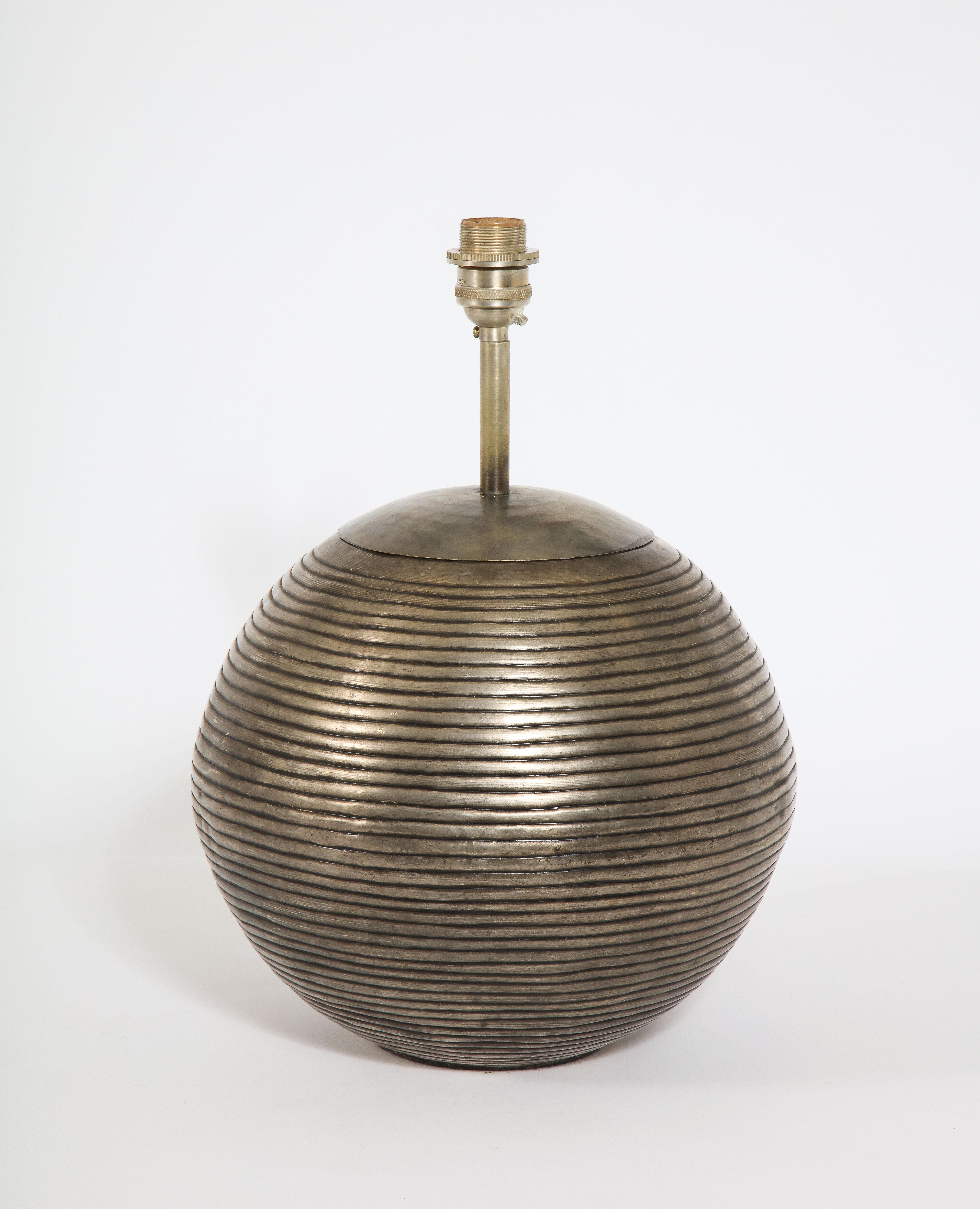 Ribbed Patinated Brass Spherical Table Lamp, France 1960's In Good Condition For Sale In New York, NY