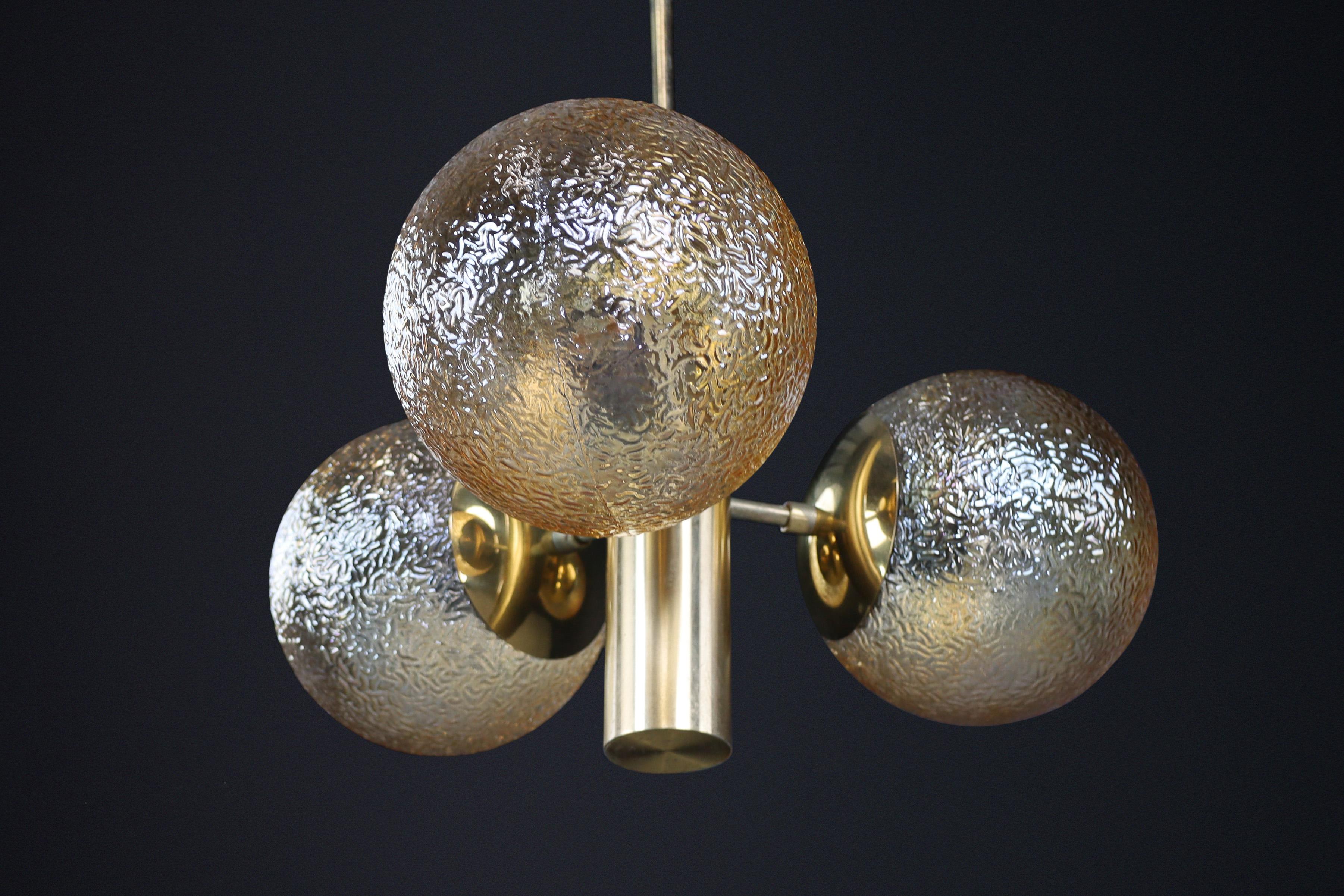 Lampadario Sputnik in ottone patinato con 3 globi color oro, Germania, anni '60

Questo lampadario Sputnik della metà del secolo scorso rappresenta un notevole esempio di eccellenza del design, realizzato da Kaiser Leuchten in Germania negli anni