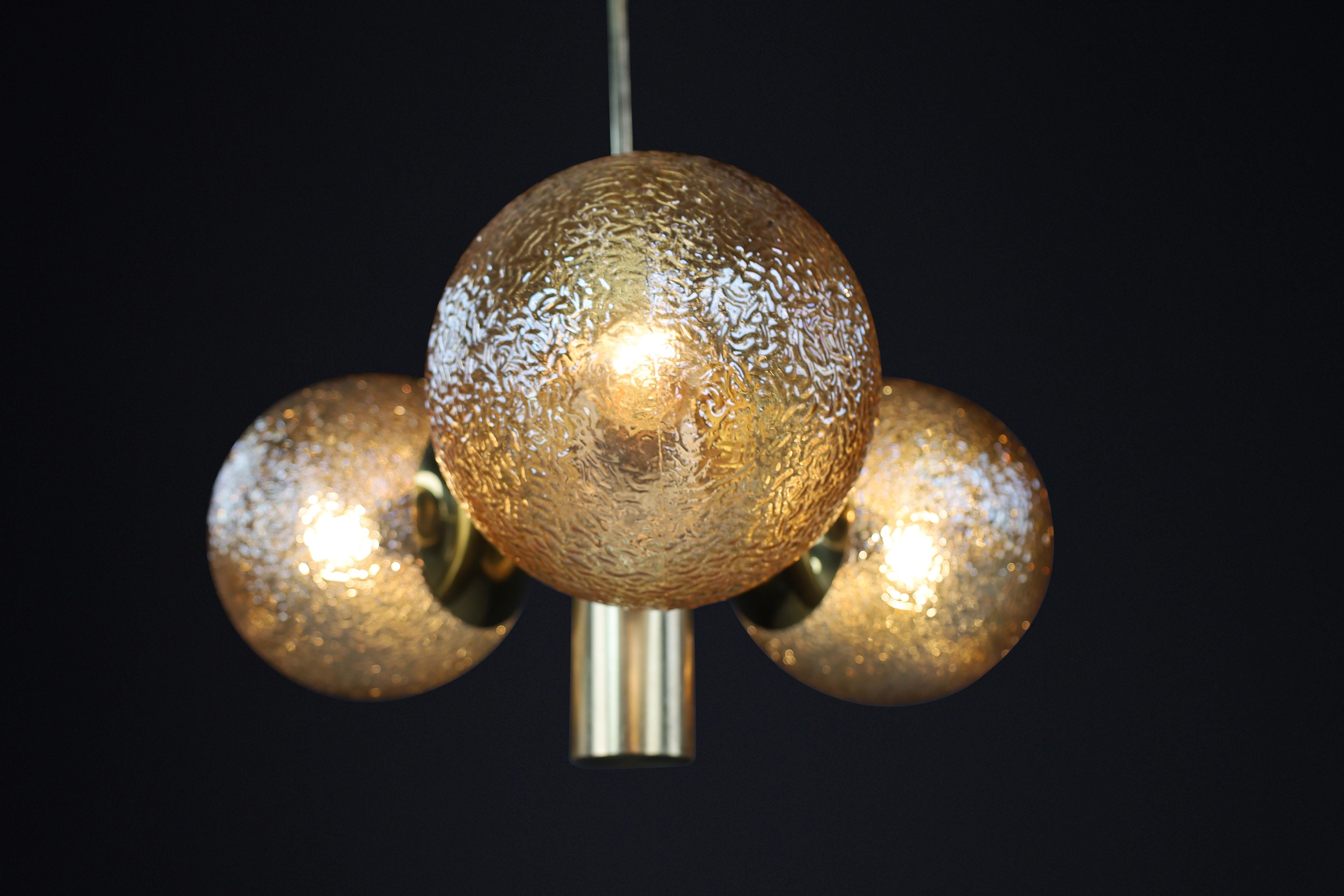Mid-Century moderno Lampadario Sputnik in ottone patinato con 3 globi color oro, Germania, anni '60 in vendita