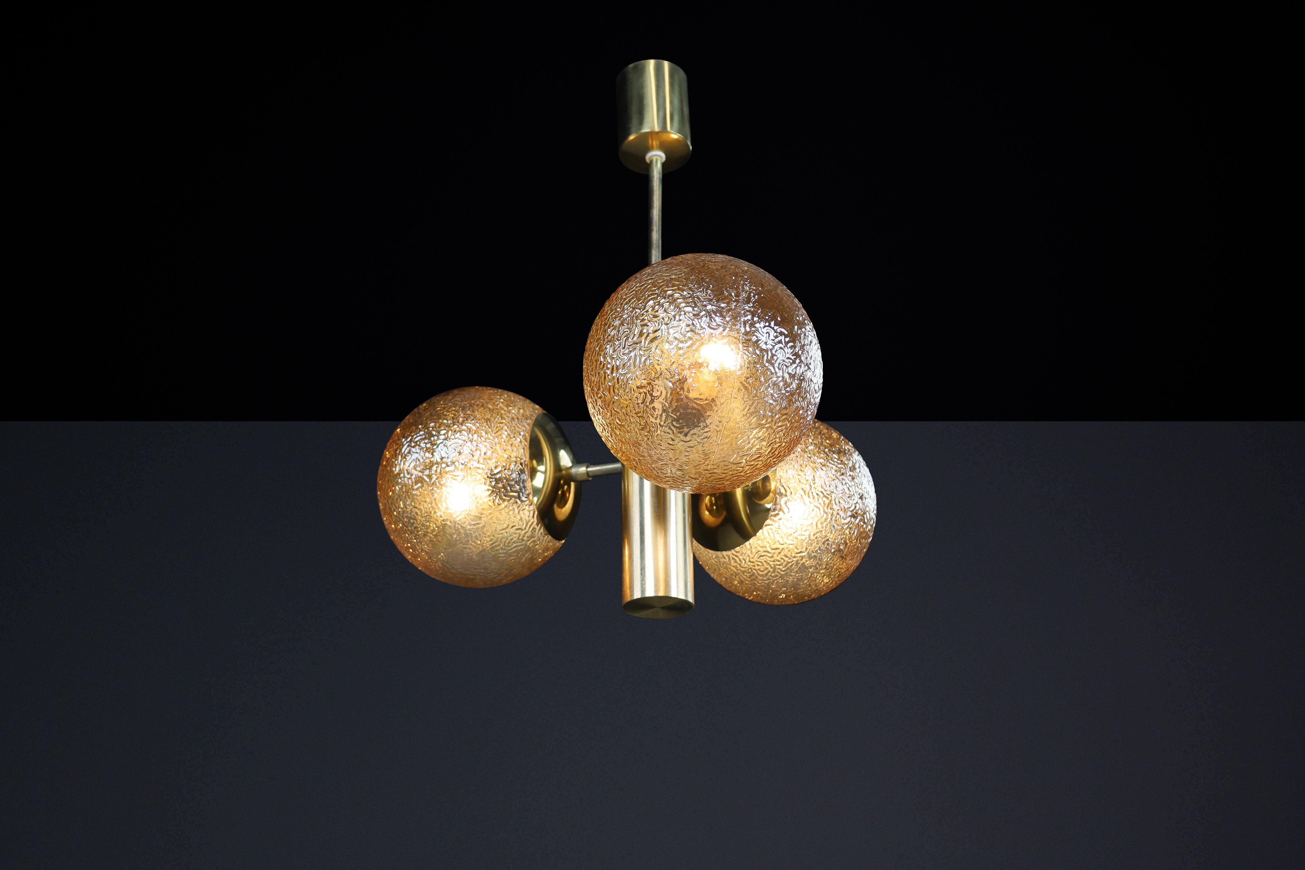 Tedesco Lampadario Sputnik in ottone patinato con 3 globi color oro, Germania, anni '60 in vendita