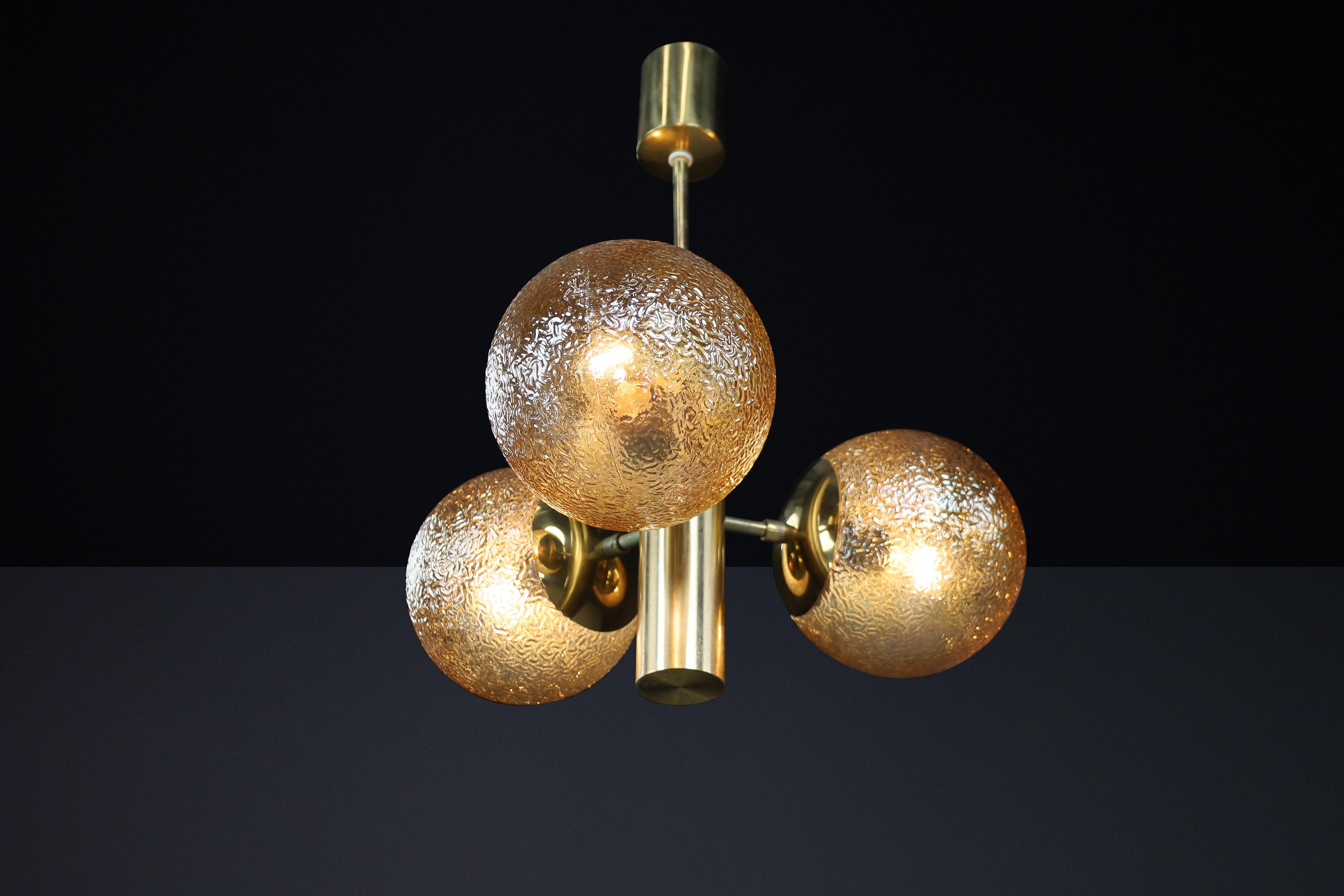 Lampadario Sputnik in ottone patinato con 3 globi color oro, Germania, anni '60 In condizioni buone in vendita a Almelo, NL