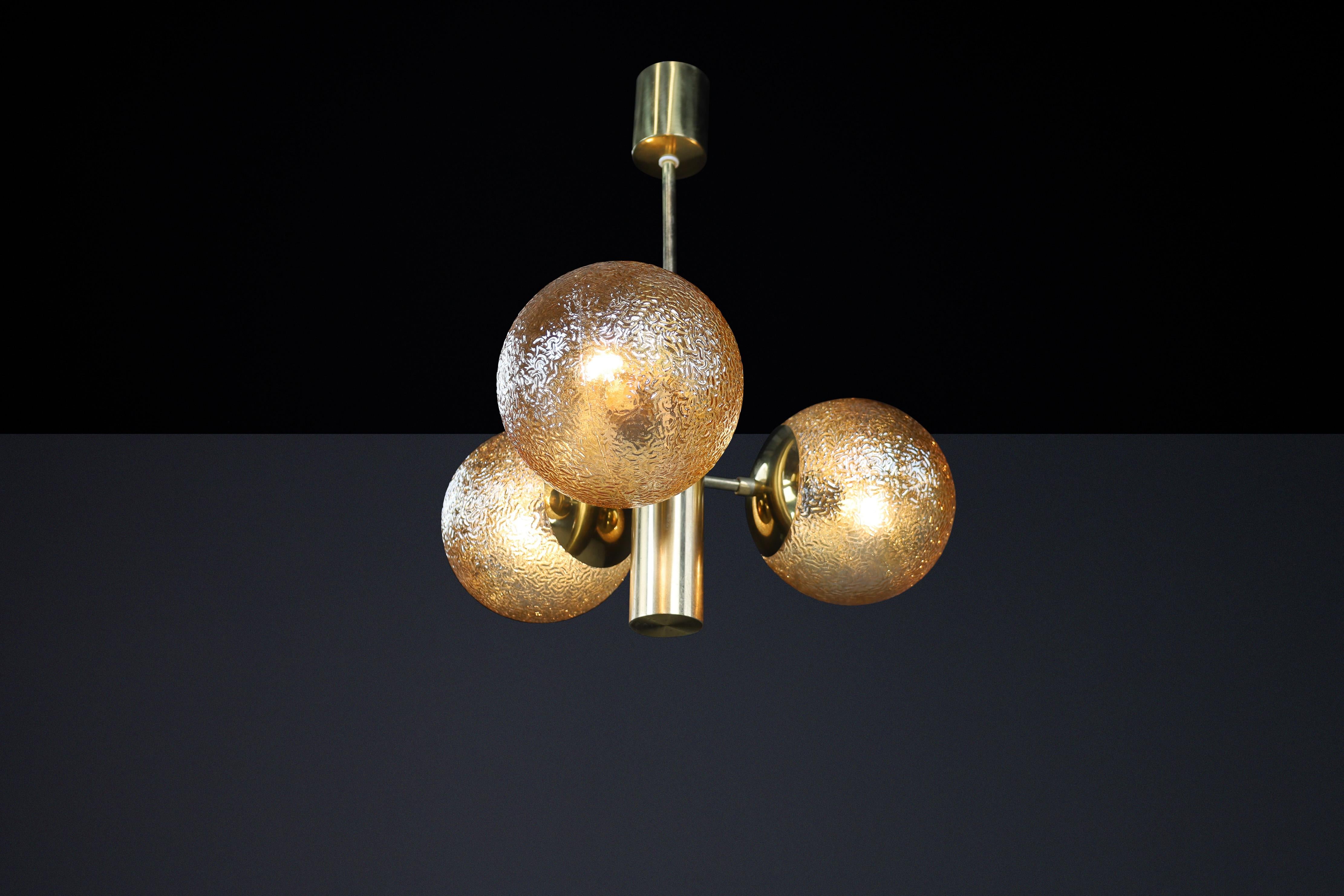 XX secolo Lampadario Sputnik in ottone patinato con 3 globi color oro, Germania, anni '60 in vendita