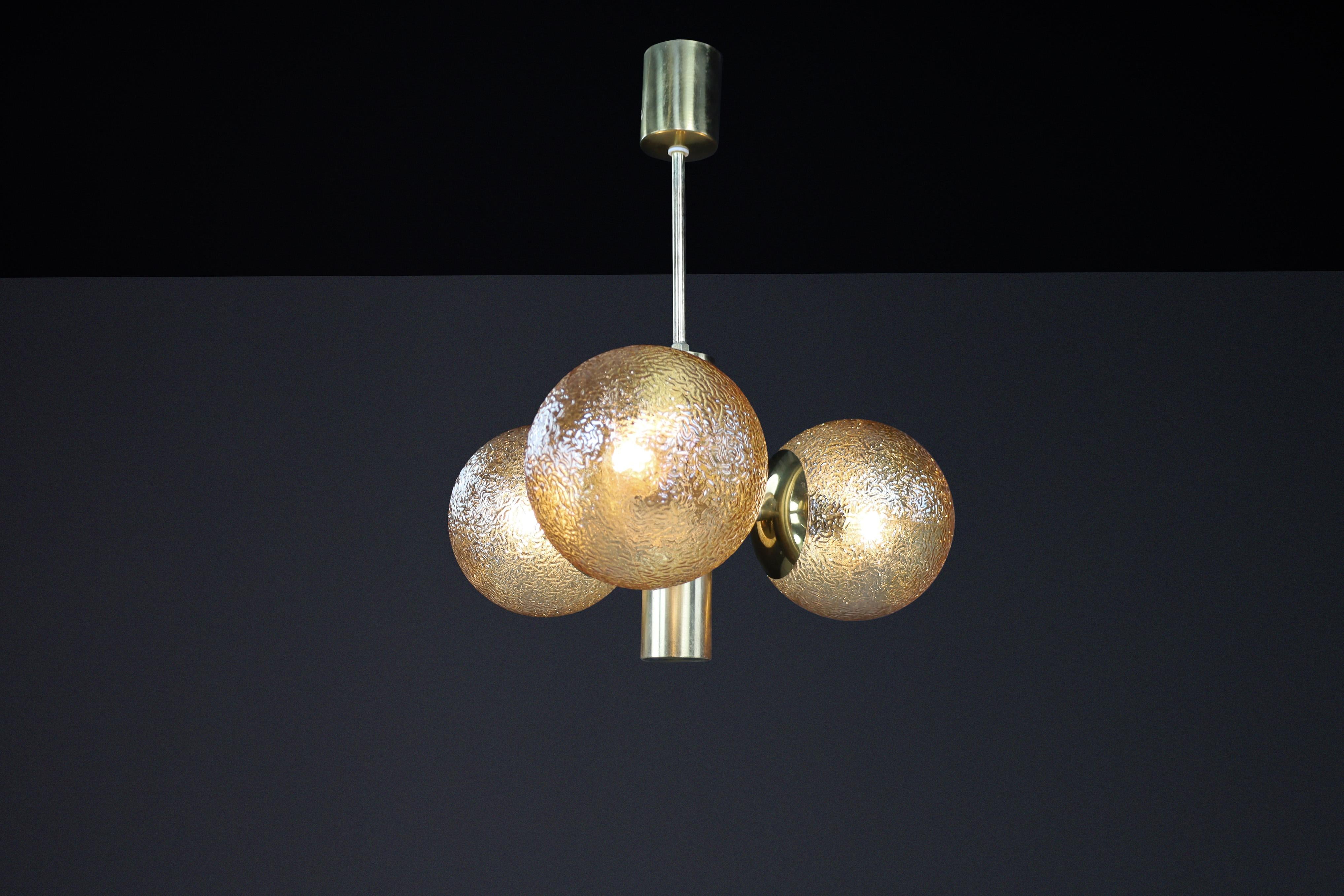 Ottone Lampadario Sputnik in ottone patinato con 3 globi color oro, Germania, anni '60 in vendita