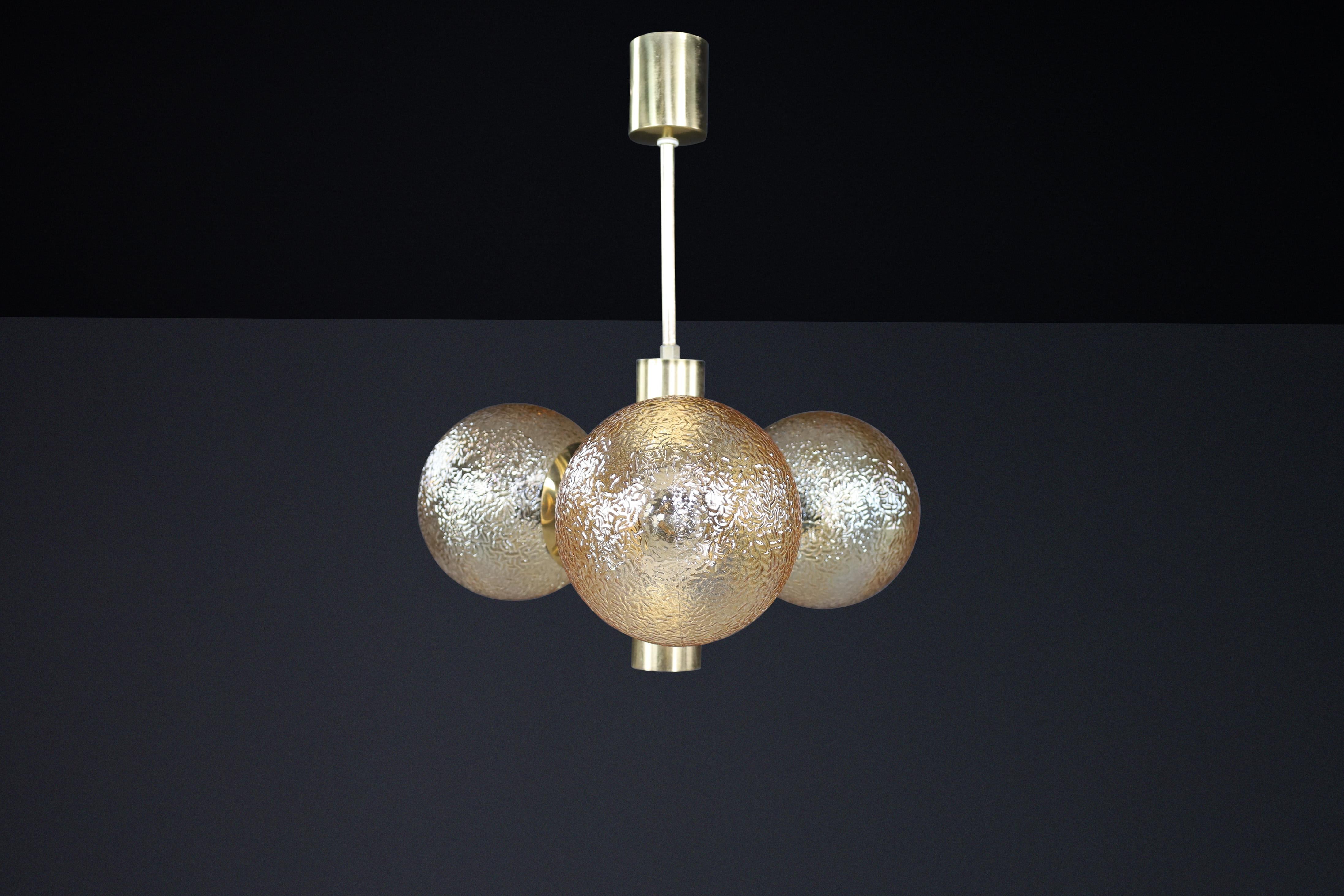 Lampadario Sputnik in ottone patinato con 3 globi color oro, Germania, anni '60 in vendita 1