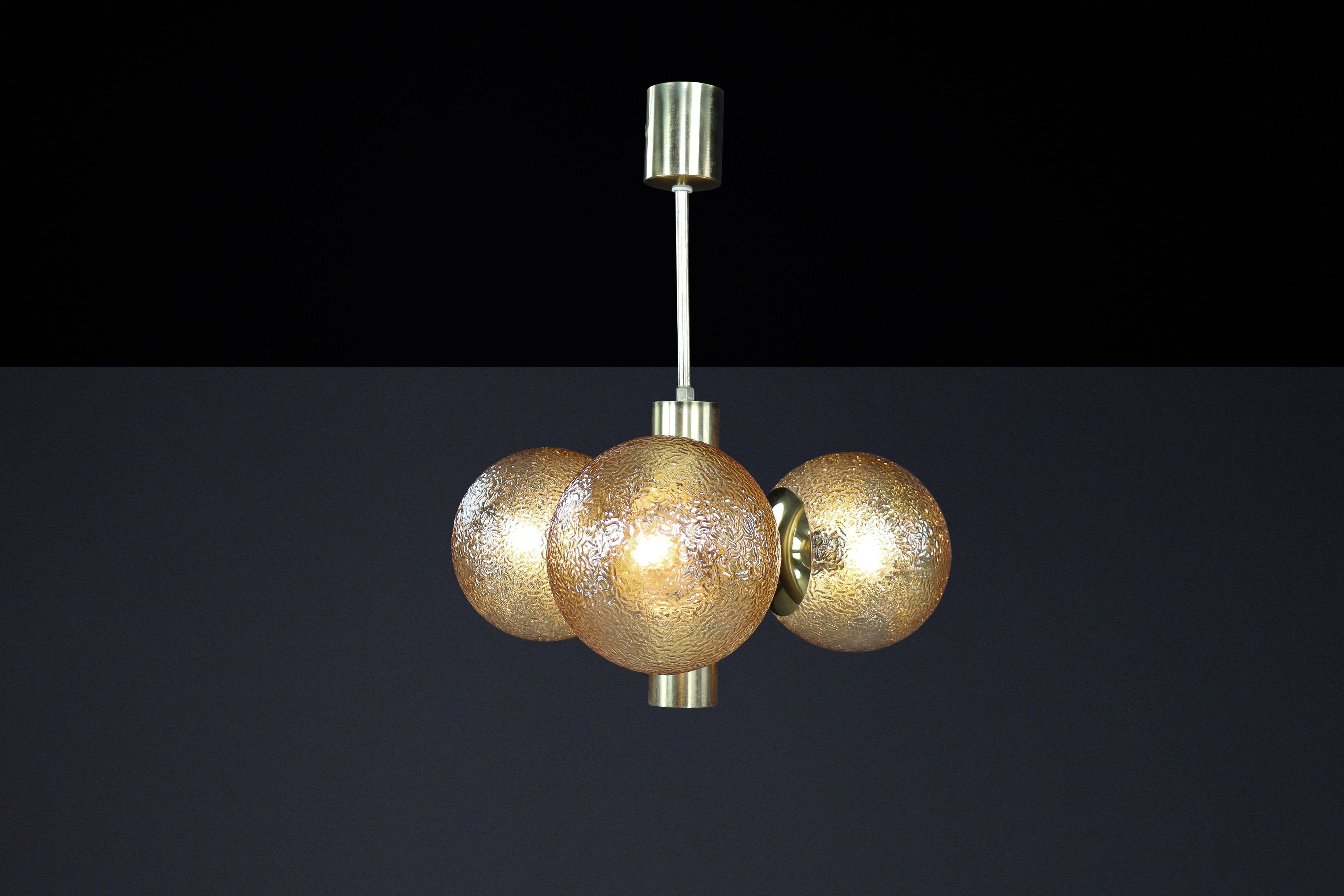 Lampadario Sputnik in ottone patinato con 3 globi color oro, Germania, anni '60 in vendita 2