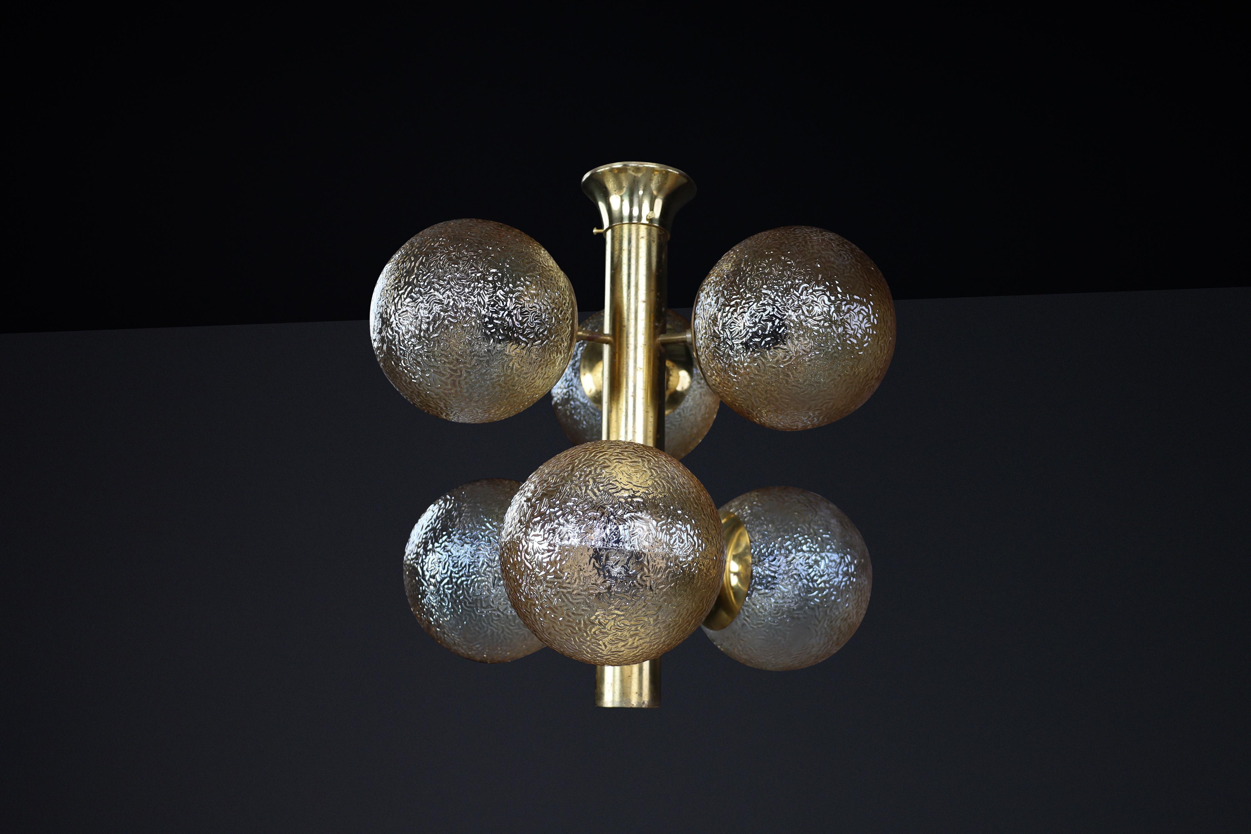 Lampadario Sputnik in ottone patinato con sei globi color oro, Germania, anni '60 in vendita 3