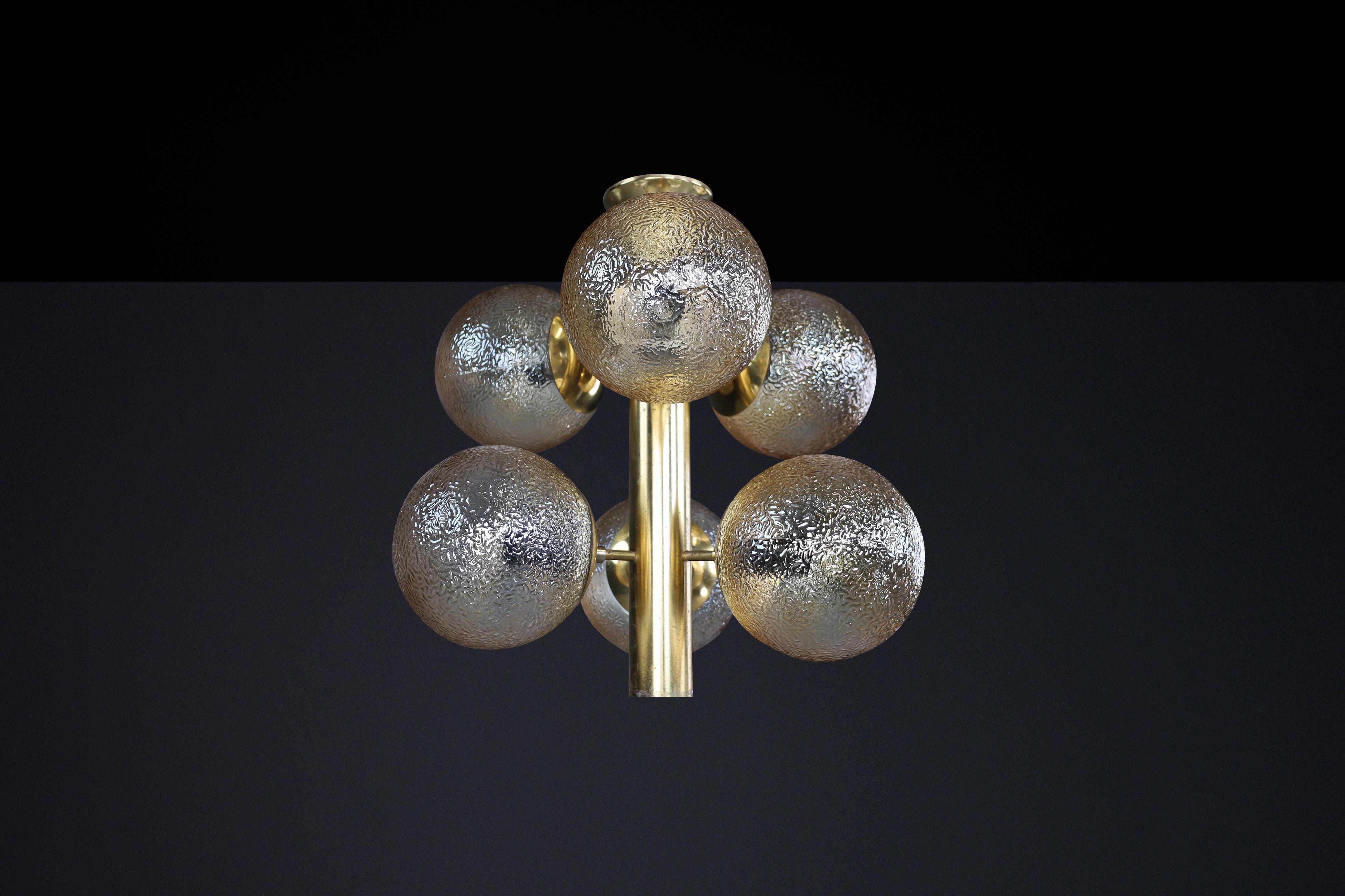 Lampadario Sputnik in ottone patinato con sei globi color oro, Germania, anni '60 in vendita 4