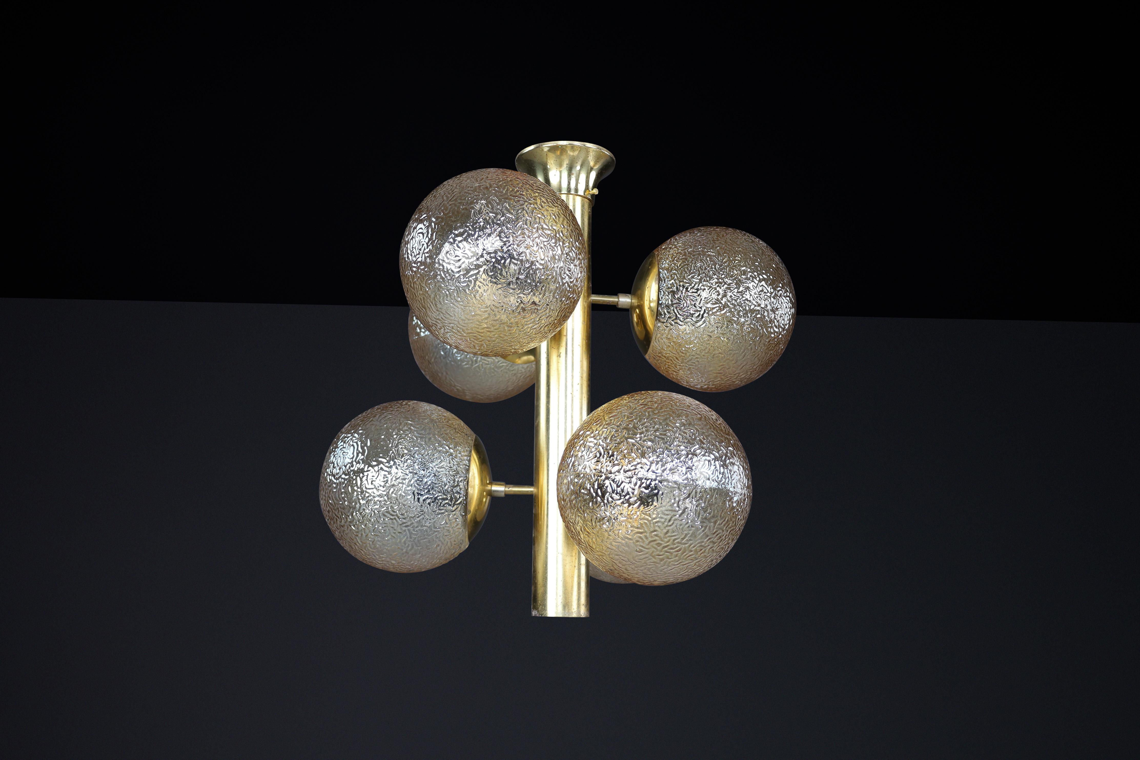 Lampadario Sputnik in ottone patinato con sei globi color oro, Germania, anni '60 in vendita 5