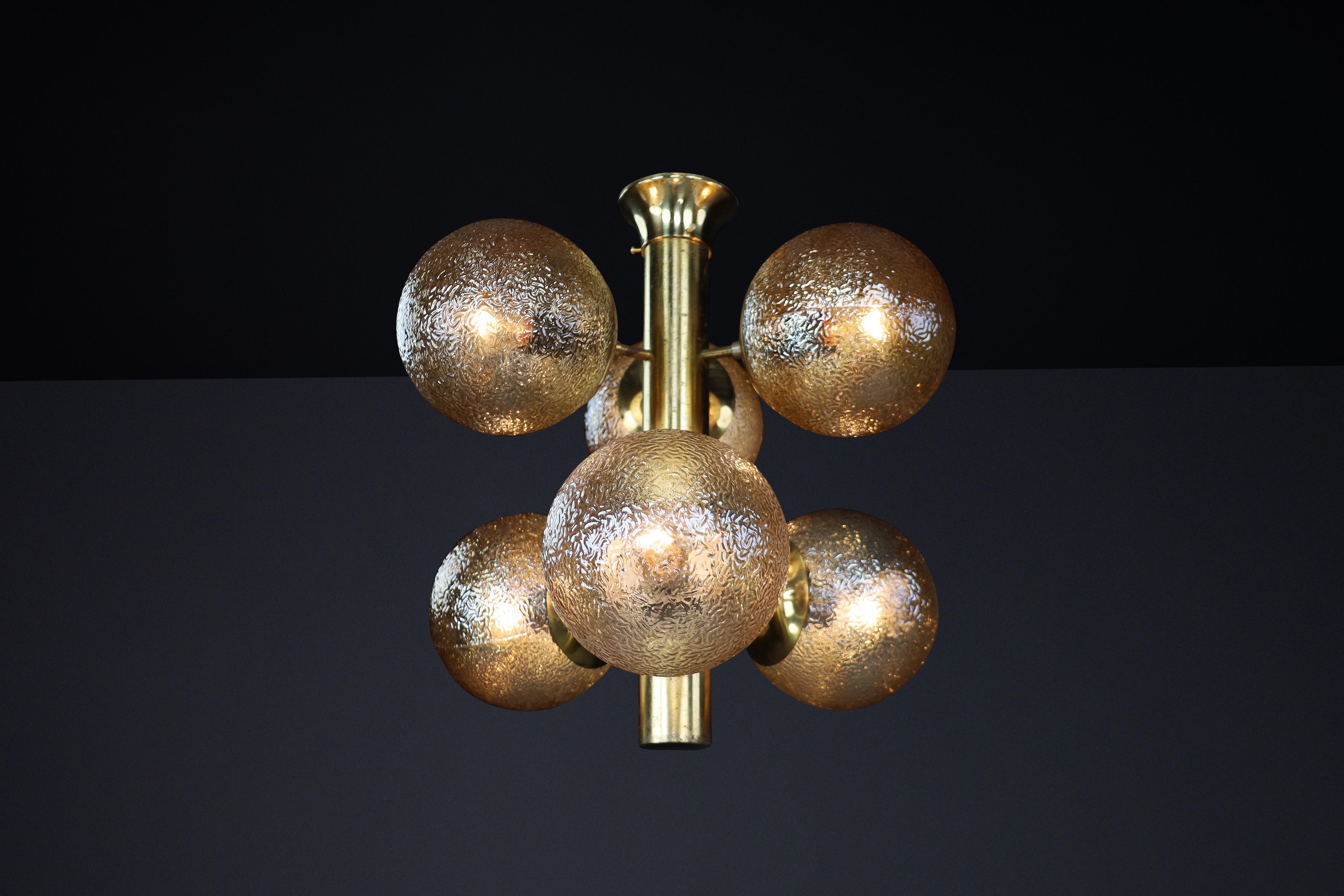 Lampadario Sputnik in ottone patinato con sei globi color oro, Germania, anni '60

Questo lampadario Sputnik della metà del secolo scorso rappresenta un notevole esempio di eccellenza del design, realizzato da Kaiser Leuchten in Germania negli anni