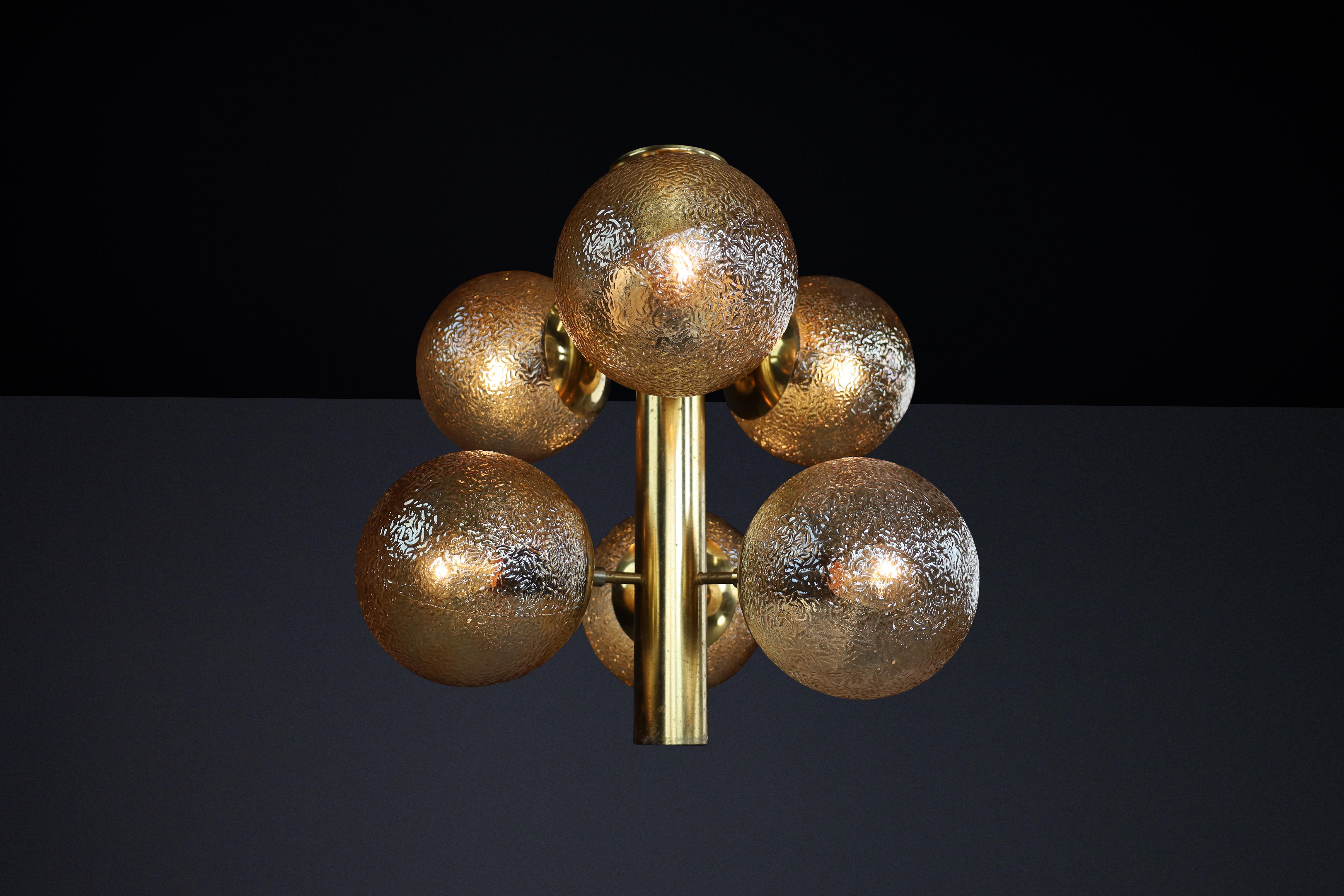 Mid-Century moderno Lampadario Sputnik in ottone patinato con sei globi color oro, Germania, anni '60 in vendita