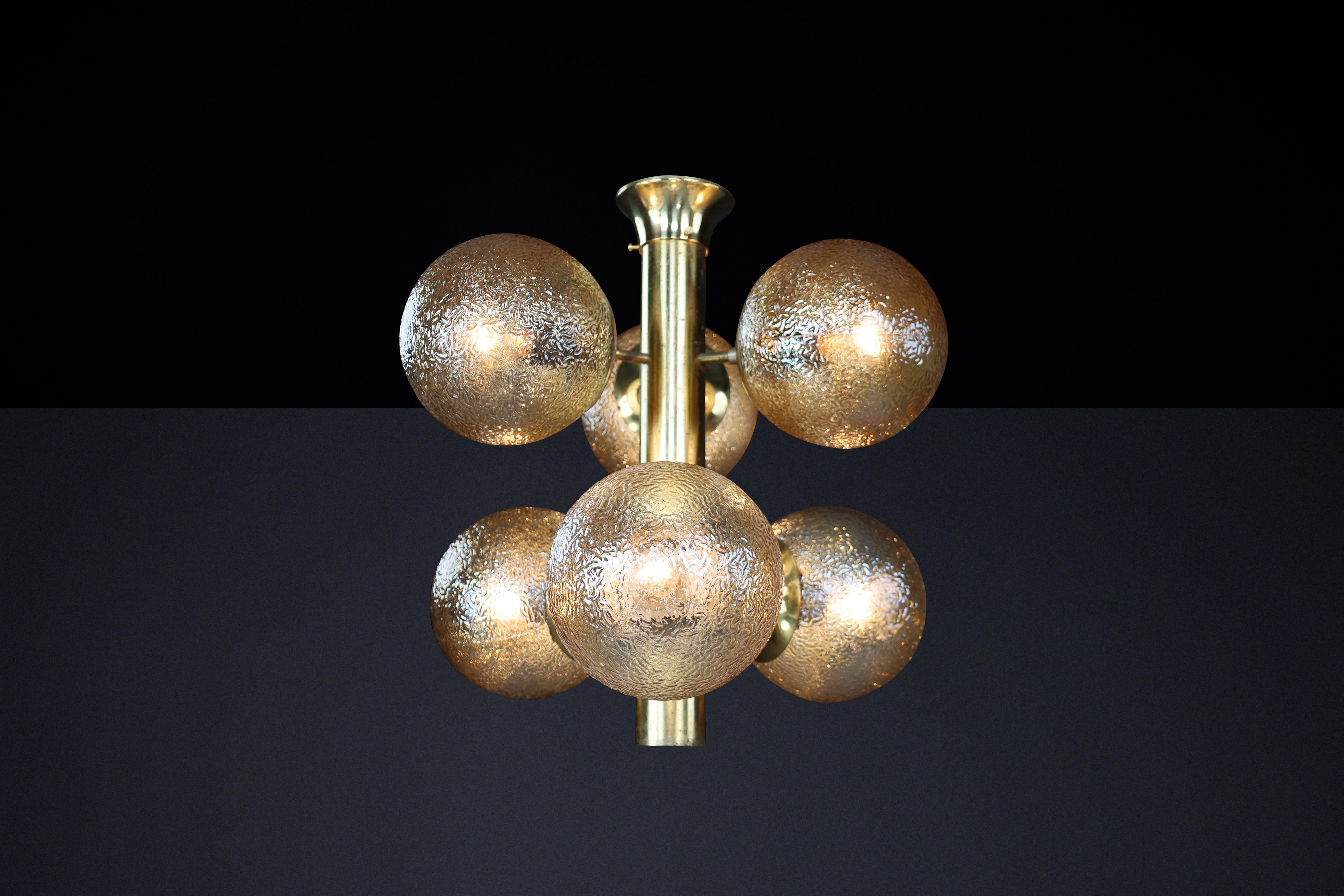 Tedesco Lampadario Sputnik in ottone patinato con sei globi color oro, Germania, anni '60 in vendita