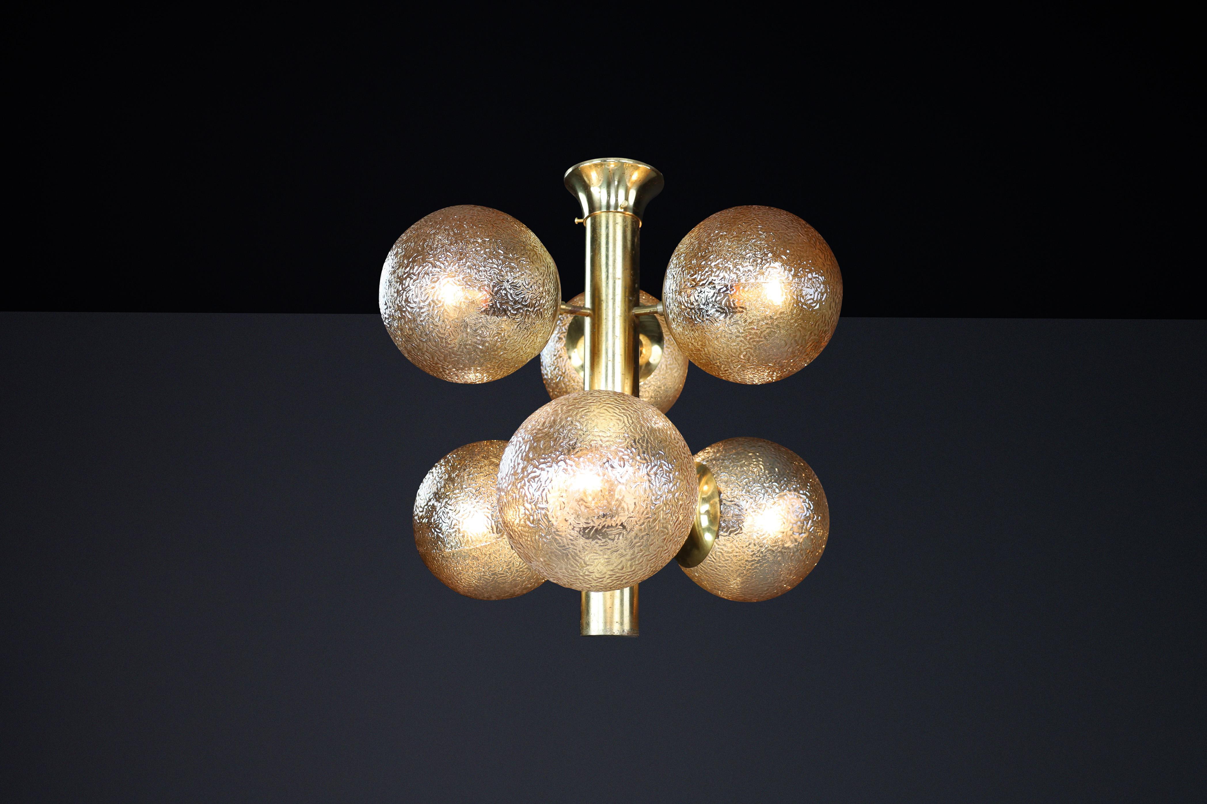 Lampadario Sputnik in ottone patinato con sei globi color oro, Germania, anni '60 In condizioni buone in vendita a Almelo, NL