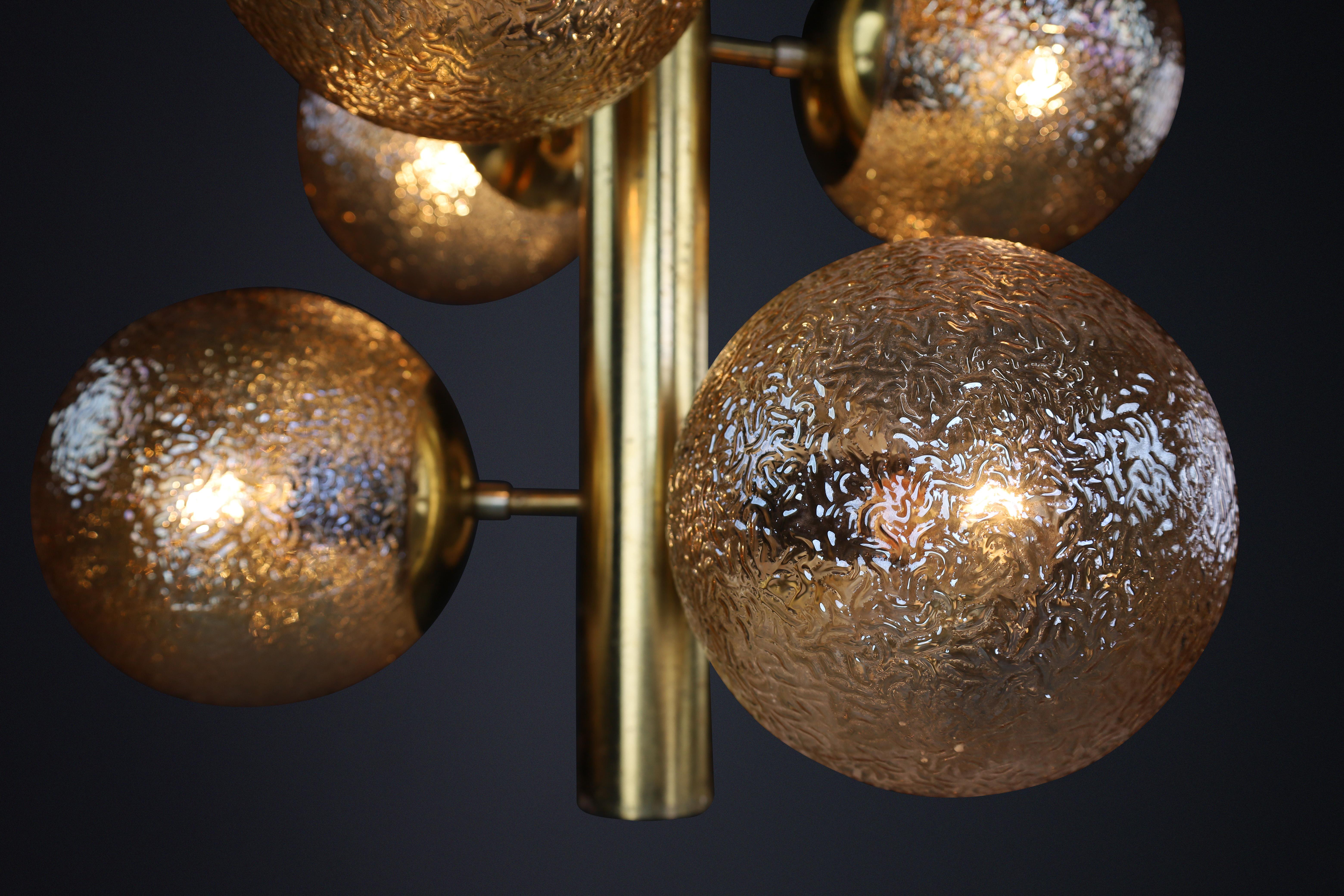XX secolo Lampadario Sputnik in ottone patinato con sei globi color oro, Germania, anni '60 in vendita