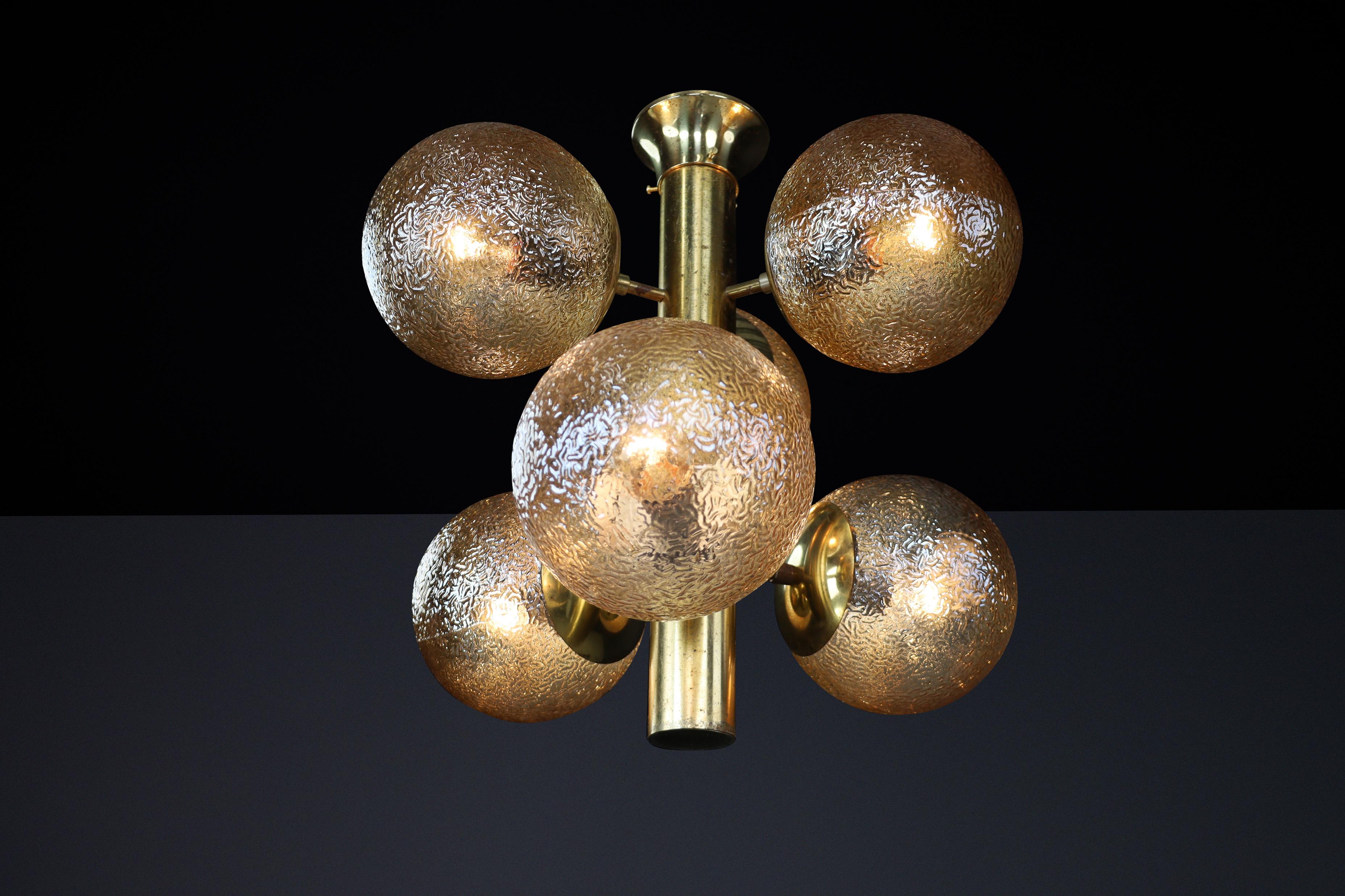 Ottone Lampadario Sputnik in ottone patinato con sei globi color oro, Germania, anni '60 in vendita