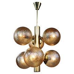 Araña Sputnik de latón patinado con seis globos dorados, Alemania Años 60