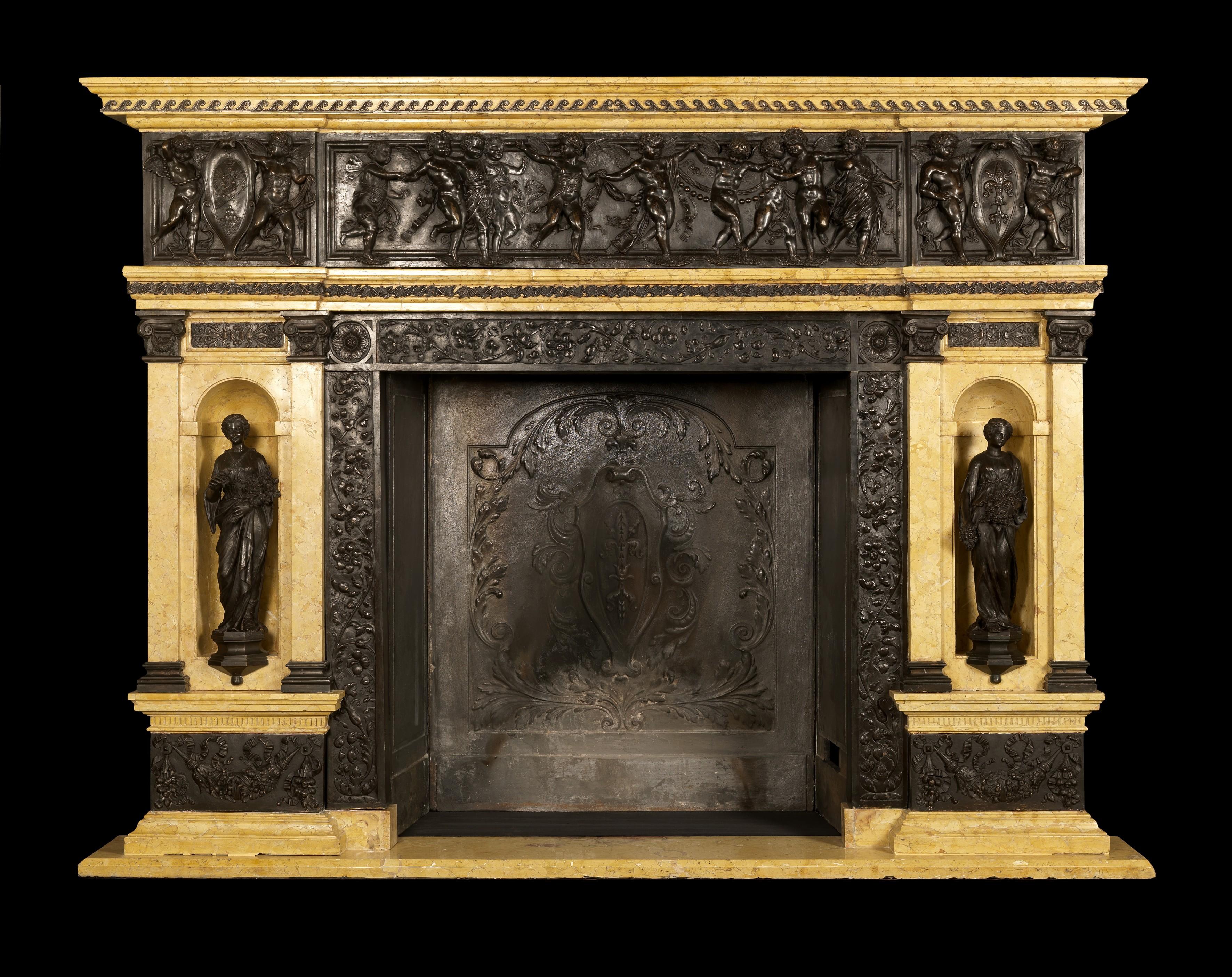 Ein sehr bedeutender Kamin aus patinierter Bronze und Siena-Marmor von palastartigen Proportionen mit fein gegossenen Bronzeplatten und klassischen Figuren, die 