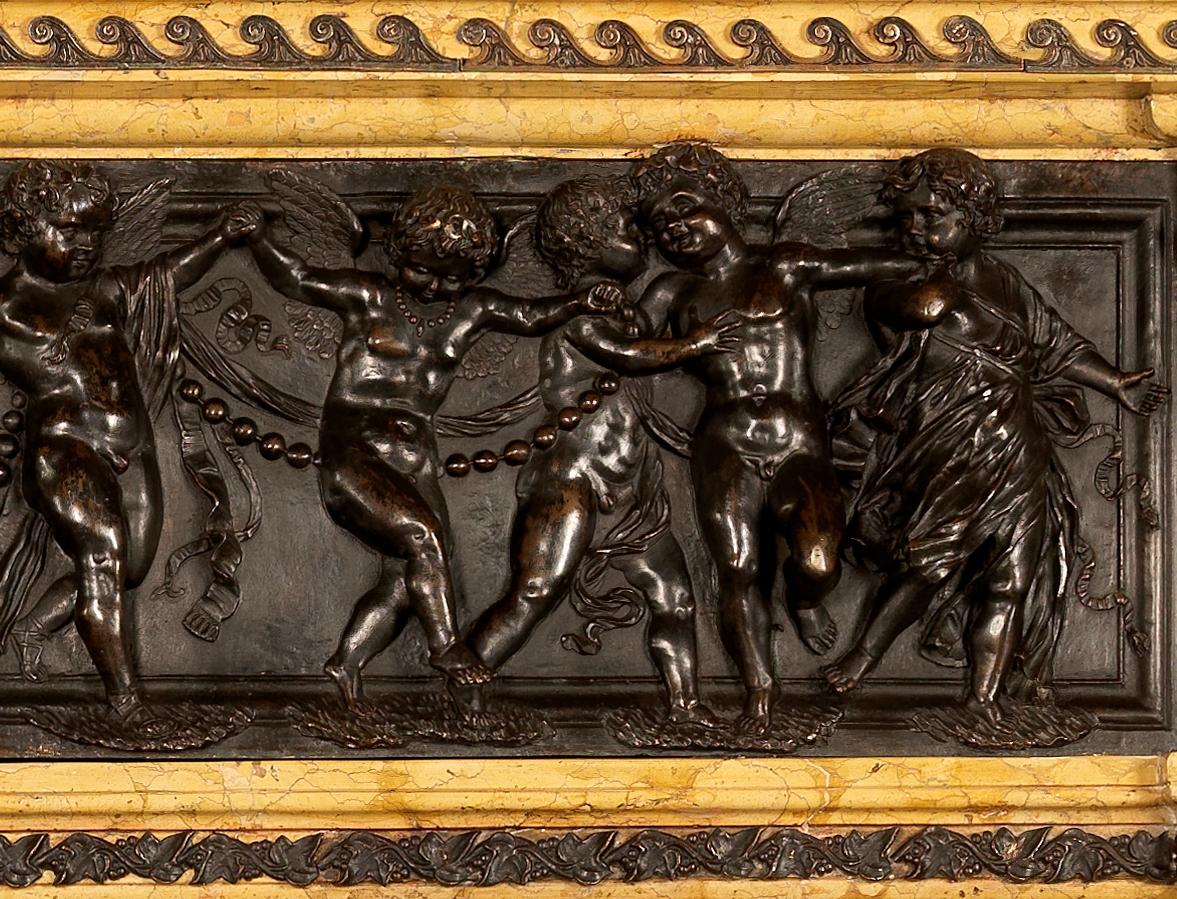 XIXe siècle Cheminée en bronze patiné et en marbre de Sienne de proportions palatiales, vers 1850 en vente