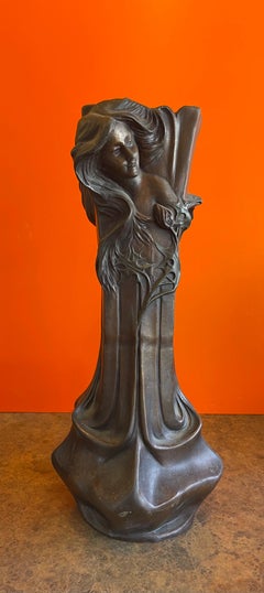 Vase Art nouveau en bronze patiné avec motif de jeune fille et de fleurs par Francesco Flora