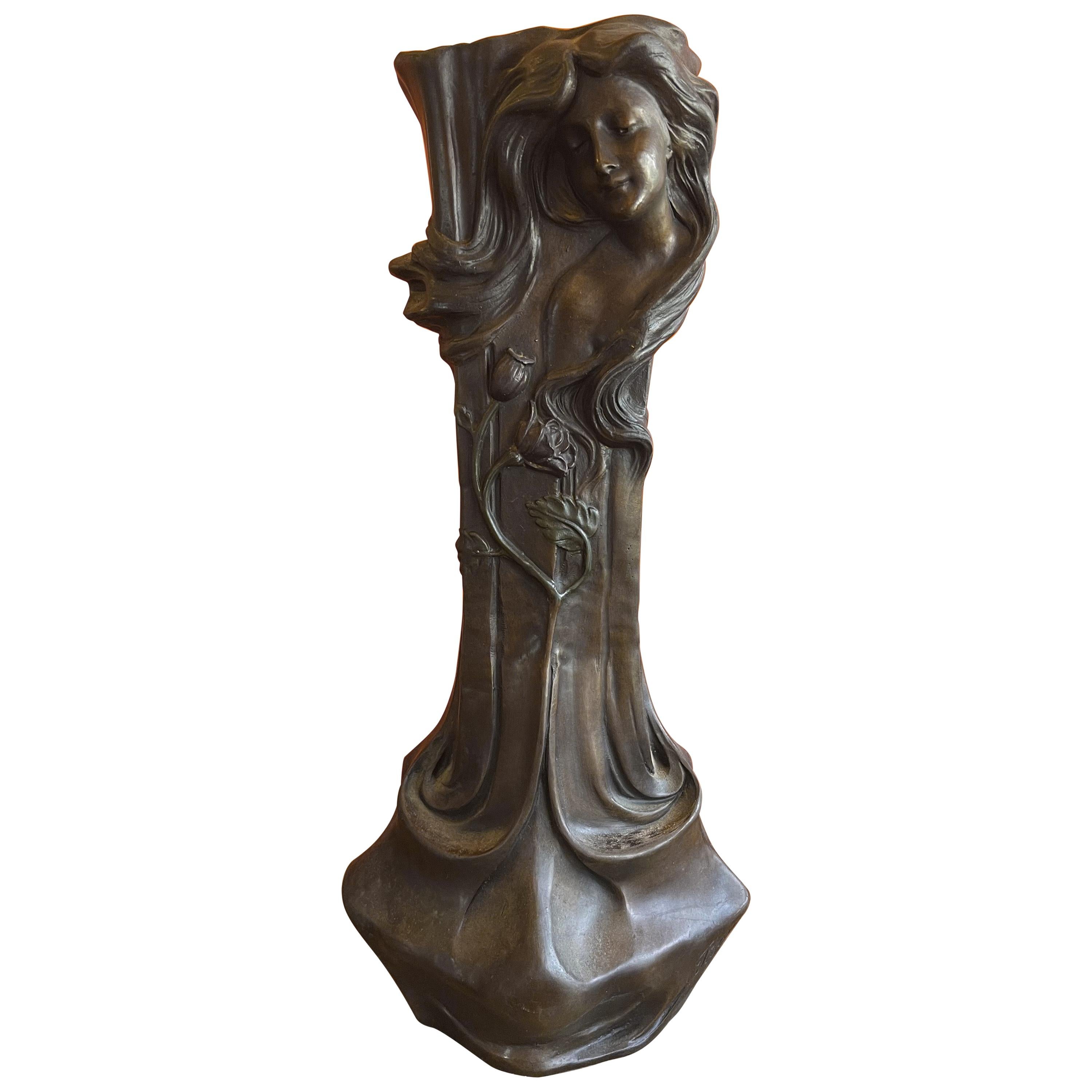Vaso in bronzo patinato Art Nouveau con fanciulla e disegno floreale di Francesco Flora in vendita