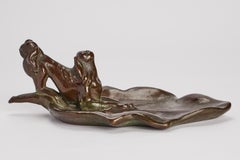 Cendrier ou vide-poche en bronze patiné, orné d'un chien pékinois. France 1880.