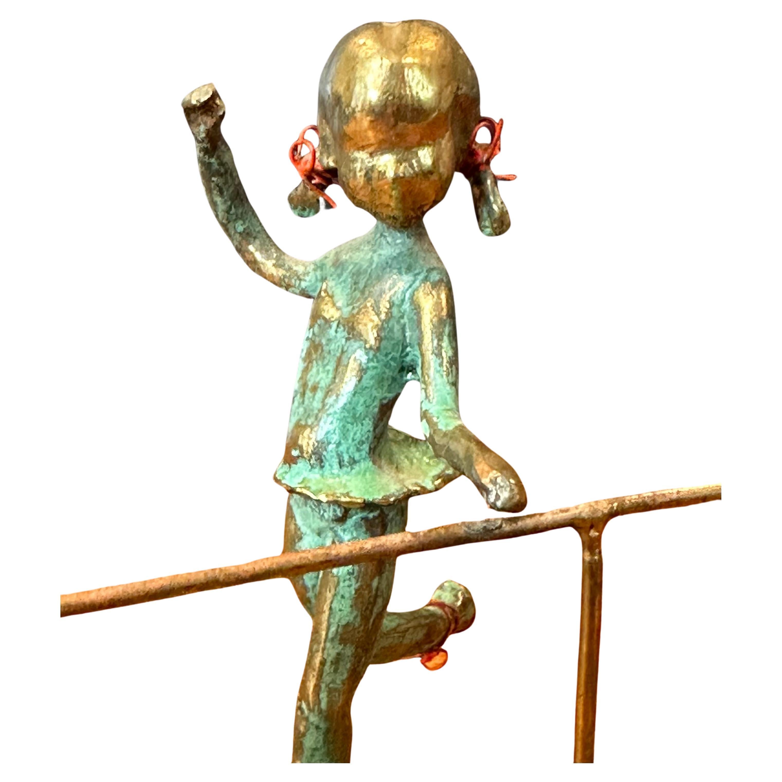 Eine wirklich coole Kinderballerina-Skulptur aus patinierter Bronze von Malcolm Moran, ca. 1970er Jahre. Das Stück ist in sehr gutem Vintage-Zustand und misst 4 