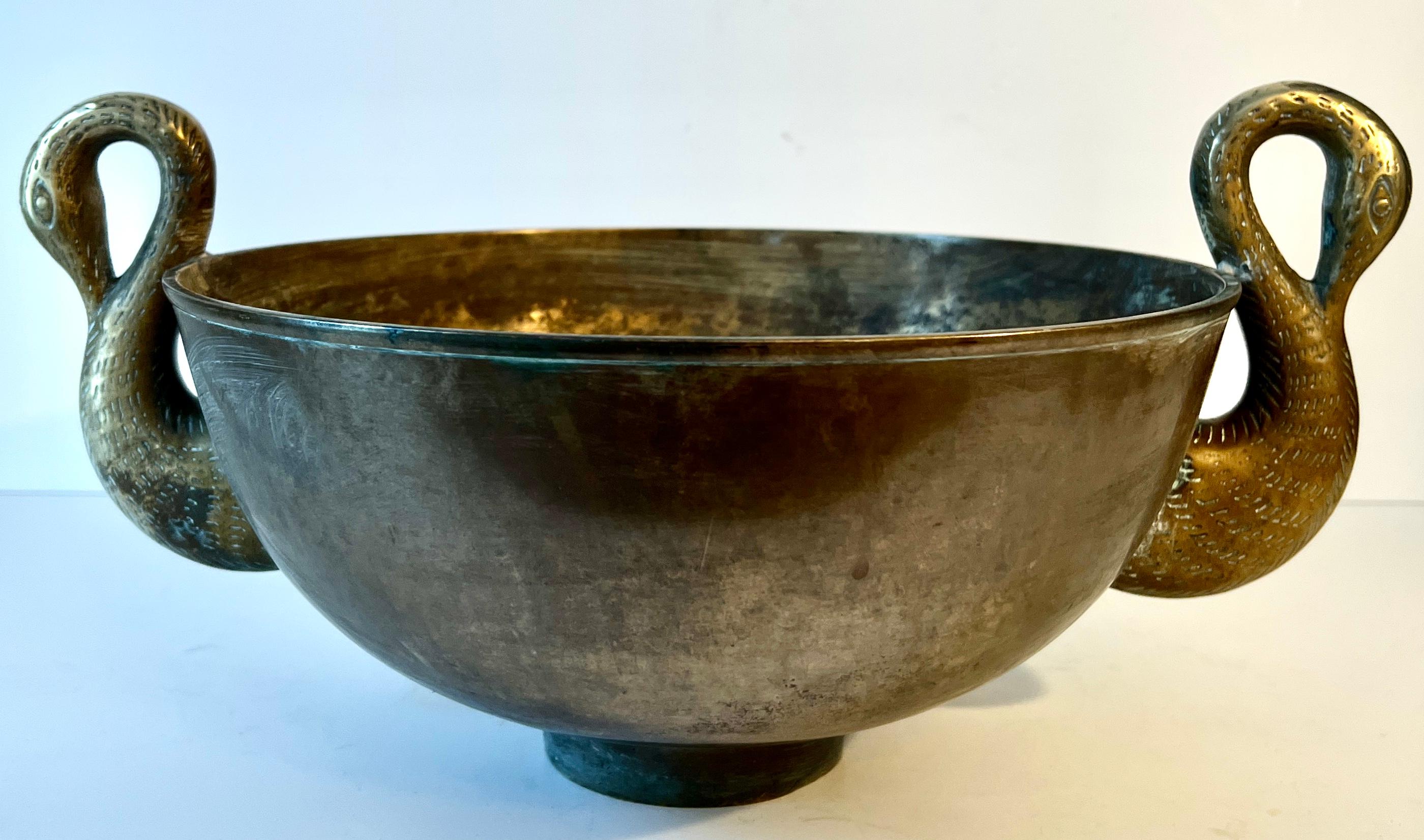 Art déco Coupe en bronze patiné Art Deo avec anses en forme de Swan sur les côtés en vente