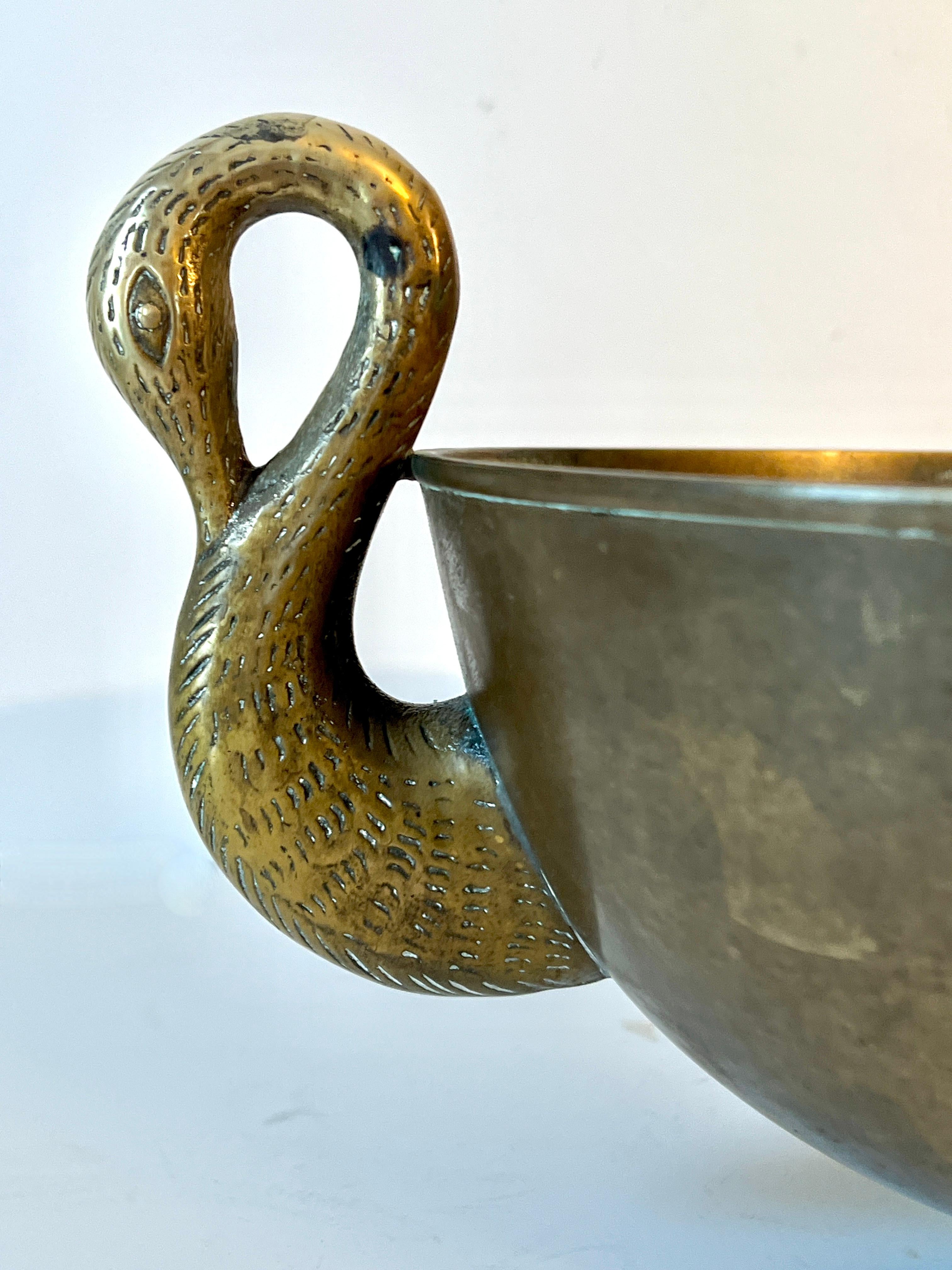 Coupe en bronze patiné Art Deo avec anses en forme de Swan sur les côtés Bon état - En vente à Los Angeles, CA
