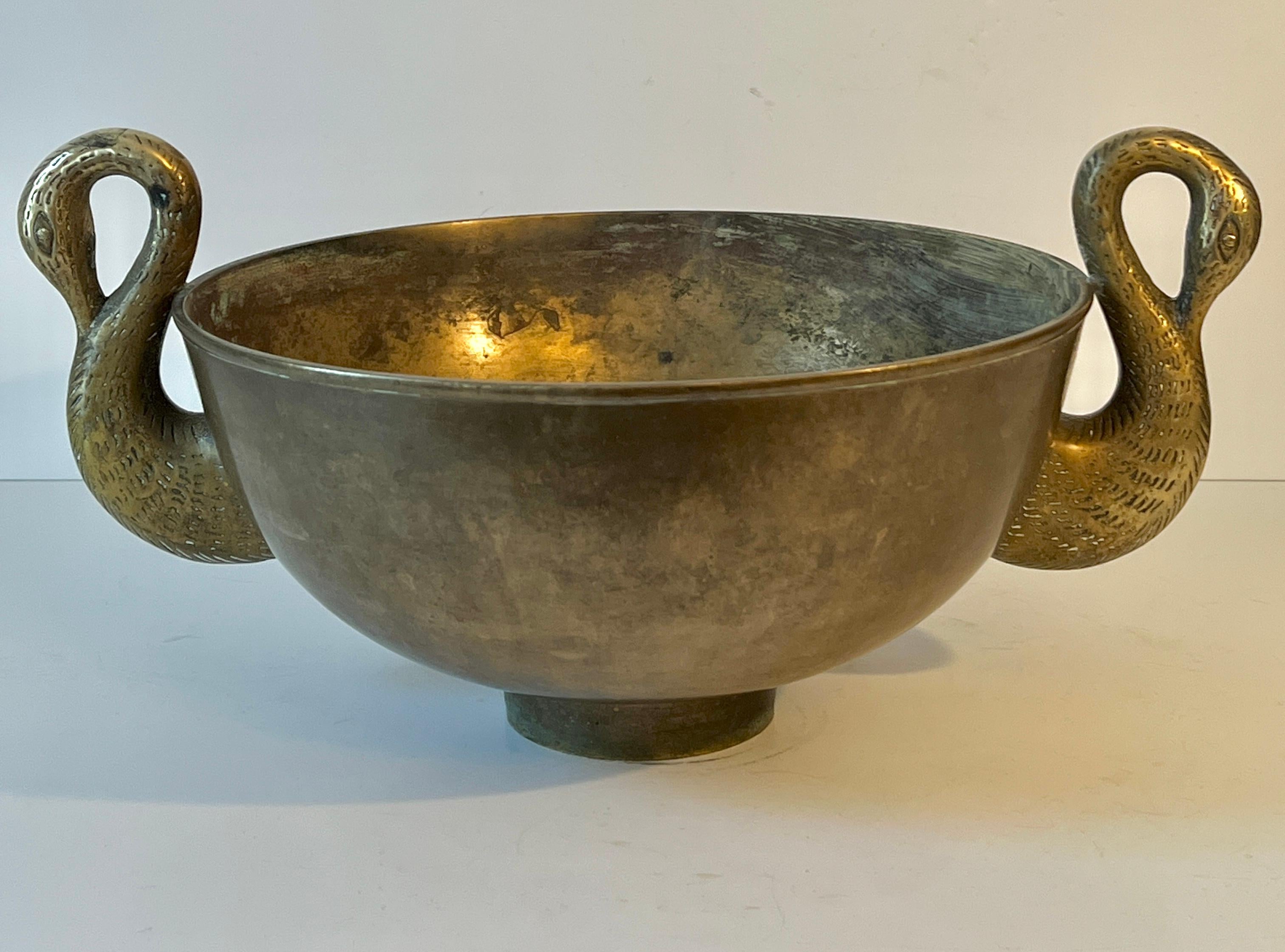 20ième siècle Coupe en bronze patiné Art Deo avec anses en forme de Swan sur les côtés en vente