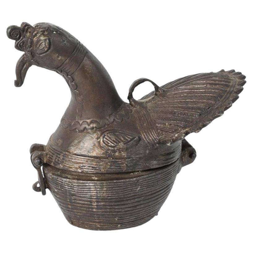 Boîte en bronze patiné d'un paon, de l'après un paon, Inde en vente
