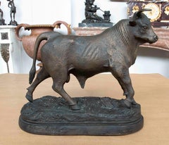 Sculpture de taureau en bronze patiné signée par l'artiste Christian Mass