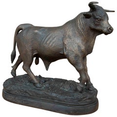 Sculpture de taureau en bronze patiné signée par l'artiste Christian Mass